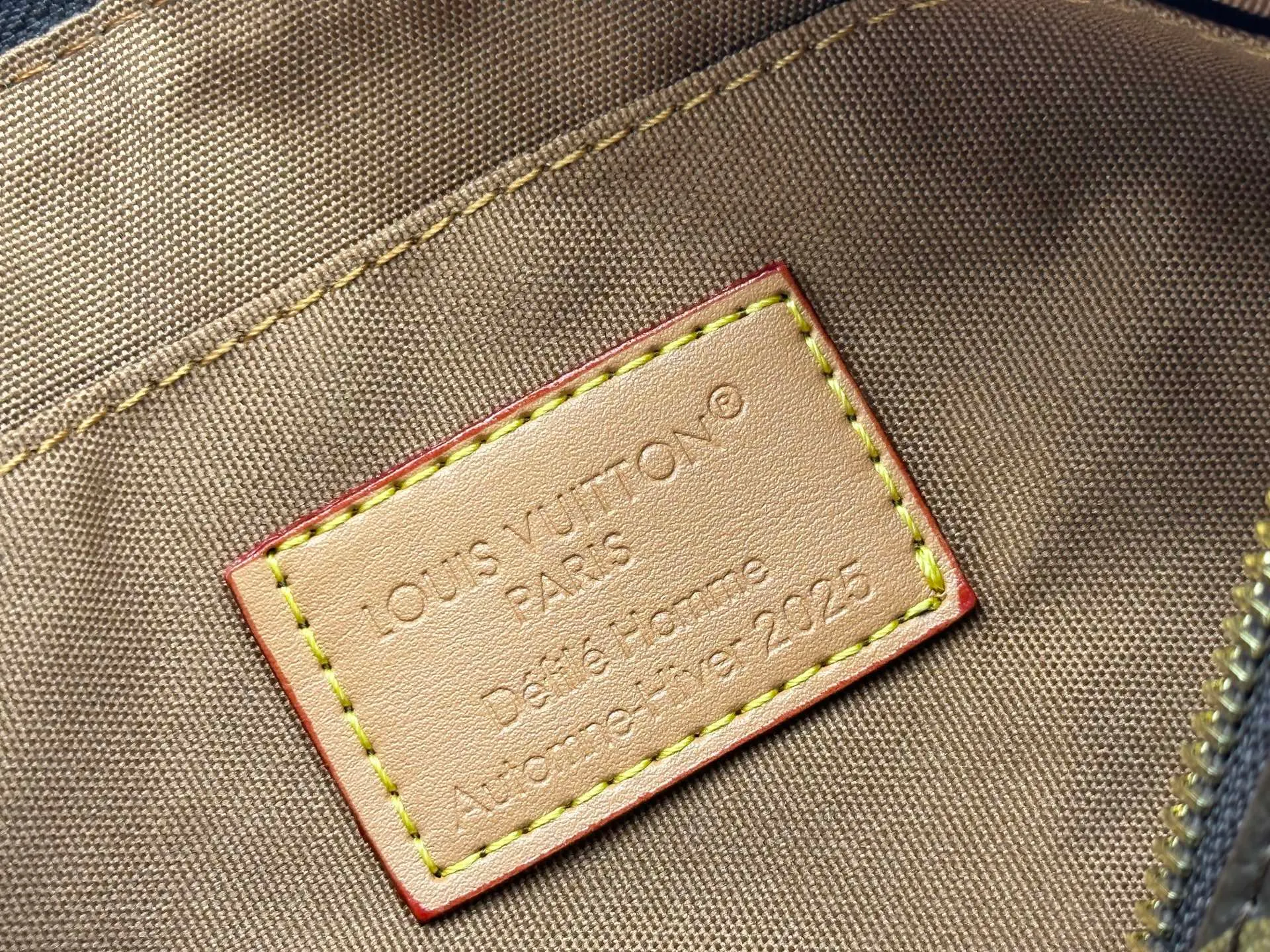 P300 M20900 M15428 Embroidered Parquet This Keepall Bandoulière25 handbag is inspired by the Japanese Boro patchwork craftsmanship. The classic Monogram canvas bag is embroidered with Monogram and Damier canvas to create a creative pattern that matches the terrain. 25 cm