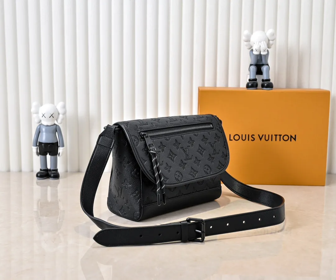 💰240💰Upgraded from the original M12681 M12806 M12636 This Pulse messenger bag is exquisitely constructed with Monogram Eclipse canvas and equipped with a cord zipper puller for the outer pocket on the flap. The magnetic closure makes it easy to access items, and the leather shoulder strap can be adjusted using the side loops, making it ideal for shoulder or cross-body wear. 26.6 x 17.0 x 11.0 cm (length x height x width)