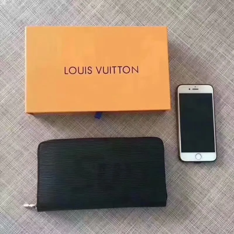 P140 Large M67543 Single Pull Incorporates Supreme's iconic rectangular Box logo into the new Monogram pattern. In addition to the strong collaboration between the two fashion symbols, this special collaboration also symbolizes the passionate dance of New York street style and Louis Vuitton's French elegance. Louis Vuitton embarks on a creative journey of integrating different things to create new highlights. Size 21.11
