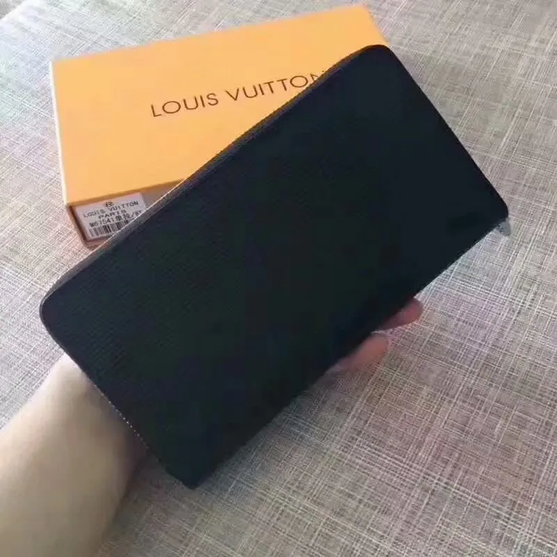P140 Large M67543 Single Pull Incorporates Supreme's iconic rectangular Box logo into the new Monogram pattern. In addition to the strong collaboration between the two fashion symbols, this special collaboration also symbolizes the passionate dance of New York street style and Louis Vuitton's French elegance. Louis Vuitton embarks on a creative journey of integrating different things to create new highlights. Size 21.11