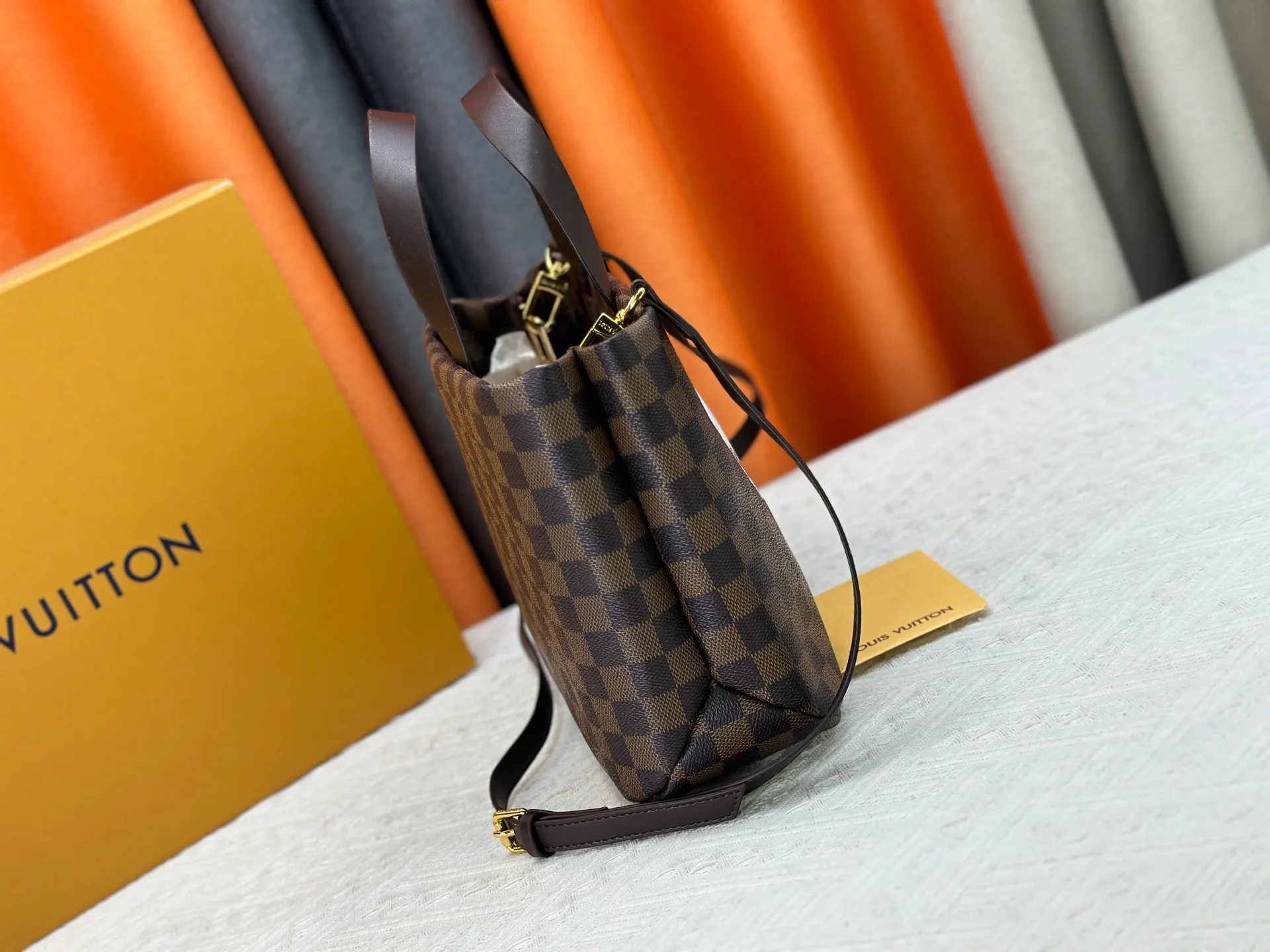 P280 M13940 Brown Gradient Pink Gradient Blue Khaki Colored Plaid Black Plaid Presbyopia Orange Black Green Pink PHARREL and NIGO collection’s joint series Top original order This Shopper medium handbag draws inspiration from Louis Vuitton shopping bags, with the words Louis Vuitton and Maison Fondée En 1854 written on soft cow leather, with a top handle and a detachable shoulder strap. 25x19x11 • Cow leather • Cow leather trim • Textile lining • Metal hardware • Musketon closure • Main compartment • Zip pocket • Double patch pockets • Handles: Double handle