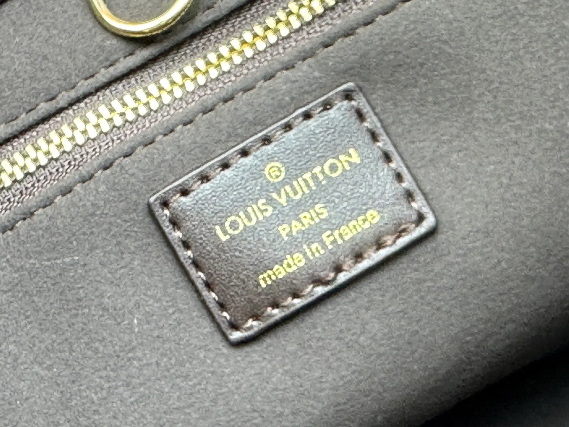 P280 M13940 Brown Gradient Pink Gradient Blue Khaki Colored Plaid Black Plaid Presbyopia Orange Black Green Pink PHARREL and NIGO collection’s joint series Top original order This Shopper medium handbag draws inspiration from Louis Vuitton shopping bags, with the words Louis Vuitton and Maison Fondée En 1854 written on soft cow leather, with a top handle and a detachable shoulder strap. 25x19x11 • Cow leather • Cow leather trim • Textile lining • Metal hardware • Musketon closure • Main compartment • Zip pocket • Double patch pockets • Handles: Double handle