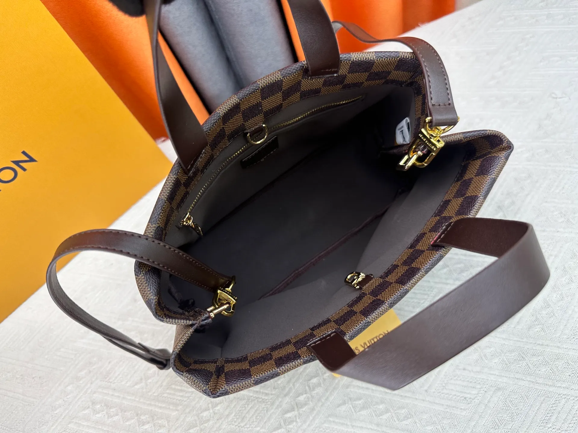 P280 M13940 Brown Gradient Pink Gradient Blue Khaki Colored Plaid Black Plaid Presbyopia Orange Black Green Pink PHARREL and NIGO collection’s joint series Top original order This Shopper medium handbag draws inspiration from Louis Vuitton shopping bags, with the words Louis Vuitton and Maison Fondée En 1854 written on soft cow leather, with a top handle and a detachable shoulder strap. 25x19x11 • Cow leather • Cow leather trim • Textile lining • Metal hardware • Musketon closure • Main compartment • Zip pocket • Double patch pockets • Handles: Double handle