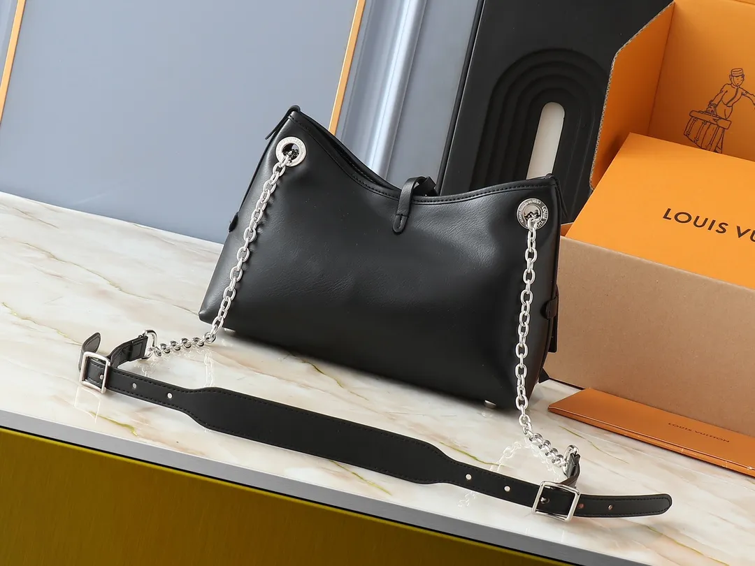 💰220💰Upgraded from the original M13014 M24860. This CarryAll BB handbag is made of Monogram canvas and decorated with Monogram flowers on the dazzling chain, lighting up day and night occasions with a trendy look. A leather name tag complements the lace-up closure, and an interior zippered pocket provides easy access to your credit cards. Dimensions: 26.0 x 17.0 x 10.0 cm (length x height x width)
