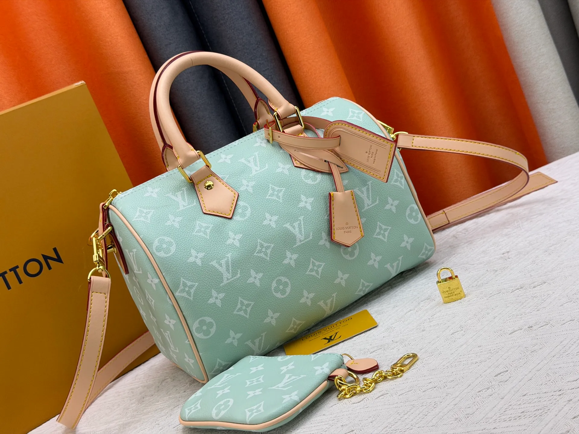 P270 Upgraded original version (with pebbled leather) M13902 M24423 M24424 M24425 M24426 M24443 M11561 M11562 M13912 Speedy Bandoulière 25 handbag is made of cow leather, showing a unique sun-kissed gradient effect. A perfect everyday choice, the Speedy comes with a removable leather storage bag lined with luxurious sheepskin leather. The double handle design combined with the adjustable and detachable shoulder strap provides a variety of carrying methods to easily cope with different occasions. Dimensions: 25.0 x 15.0 x 15.0 cm (length x height x width)