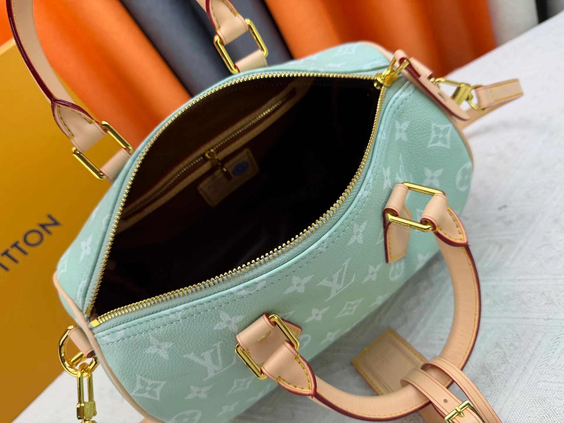 P270 Upgraded original version (with pebbled leather) M13902 M24423 M24424 M24425 M24426 M24443 M11561 M11562 M13912 Speedy Bandoulière 25 handbag is made of cow leather, showing a unique sun-kissed gradient effect. A perfect everyday choice, the Speedy comes with a removable leather storage bag lined with luxurious sheepskin leather. The double handle design combined with the adjustable and detachable shoulder strap provides a variety of carrying methods to easily cope with different occasions. Dimensions: 25.0 x 15.0 x 15.0 cm (length x height x width)