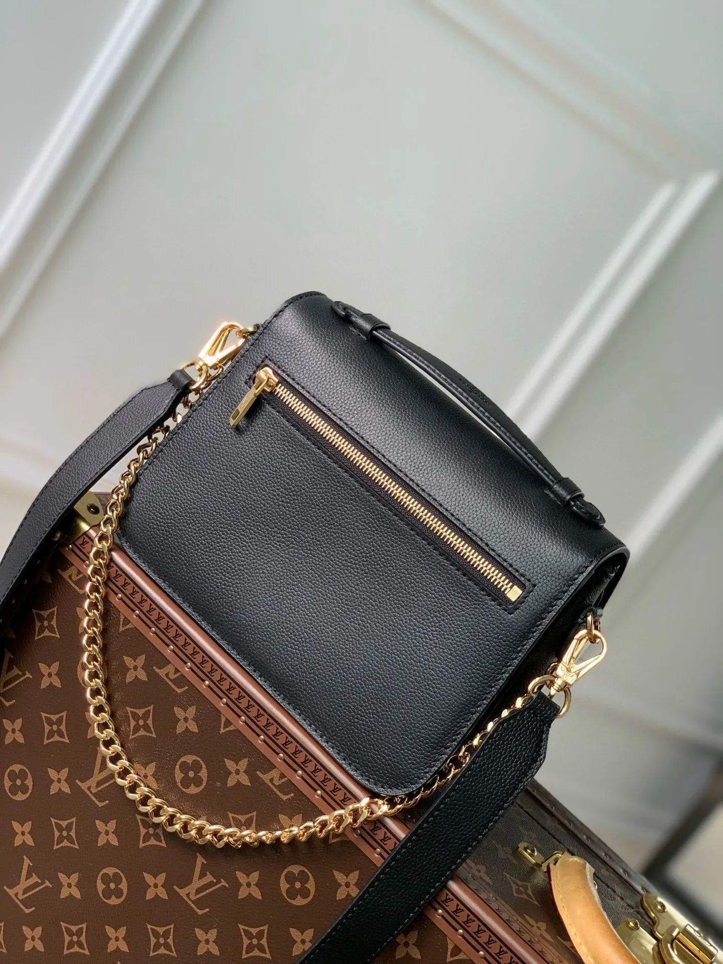 💰1140 (top layer leather) top original M22735 Oxford handbag is made of soft grain leather, with dazzling metal parts to highlight the brand style. The detachable chain and adjustable leather strap allow for a variety of carrying options, adding a dynamic feel to everyday life and day and night occasions. 22.0 x 16.0 x 9.5 cm (length x height x width)
