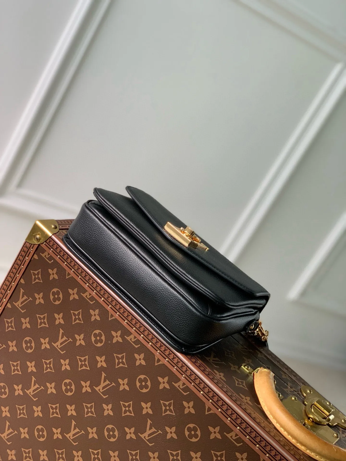 💰1140 (top layer leather) top original M22735 Oxford handbag is made of soft grain leather, with dazzling metal parts to highlight the brand style. The detachable chain and adjustable leather strap allow for a variety of carrying options, adding a dynamic feel to everyday life and day and night occasions. 22.0 x 16.0 x 9.5 cm (length x height x width)