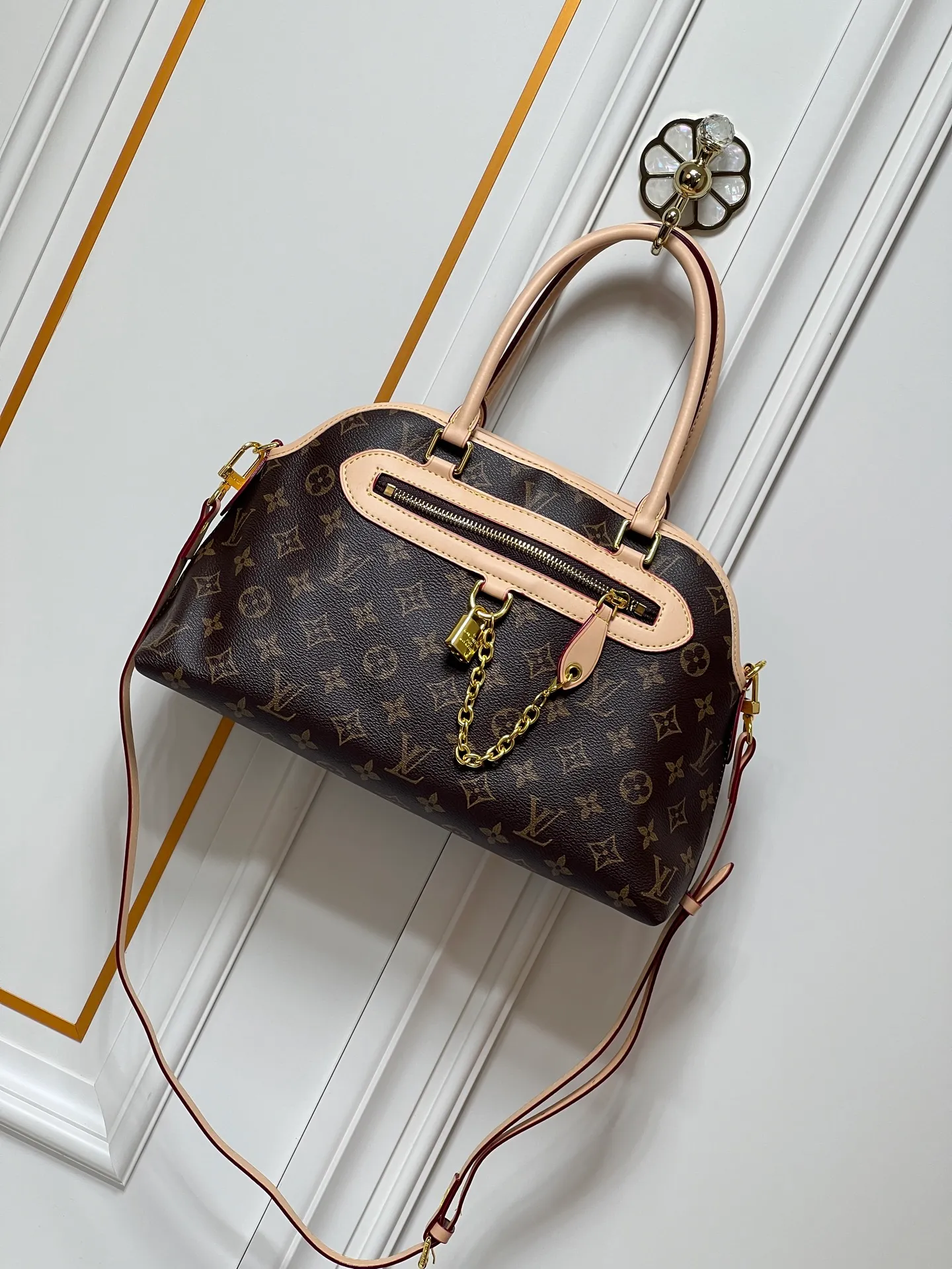 Batch 280💰Small size M15208 M25774 This Louis Vuitton Ever More PM handbag is made of classic Monogram canvas, with light-colored cowhide trim, decorated with a metal chain and padlock design, and has both hand and shoulder functions. It is the brand's modern interpretation of retro bags, integrating classic elements and contemporary design, showing an elegant retro style in the 2025 retro trend. It is suitable for daily commuting, leisure and other occasions. It is a fashionable and practical item. Large size: 35x22x15cm. Small size: 28x18x12cm