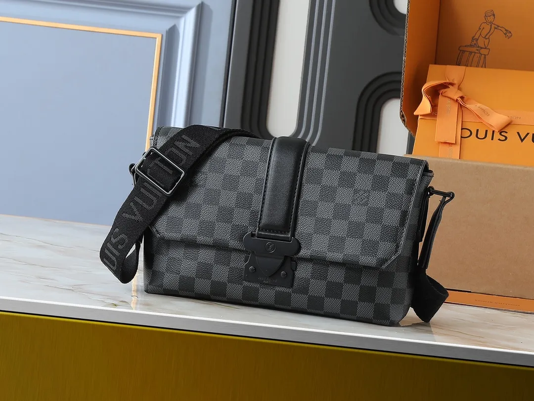 💰260💰Upgraded from the original M46794 M23741. This S-Cape messenger bag is made of Monogram black Taurillon leather. The novel opening and closing design traces back to the S-lock created by Georges Vuitton in 1886. The wide, adjustable jacquard strap woven with the Louis Vuitton logo allows for shoulder or cross-body wear. Dimensions: 28 x 16 x 10 cm (length x height x width)