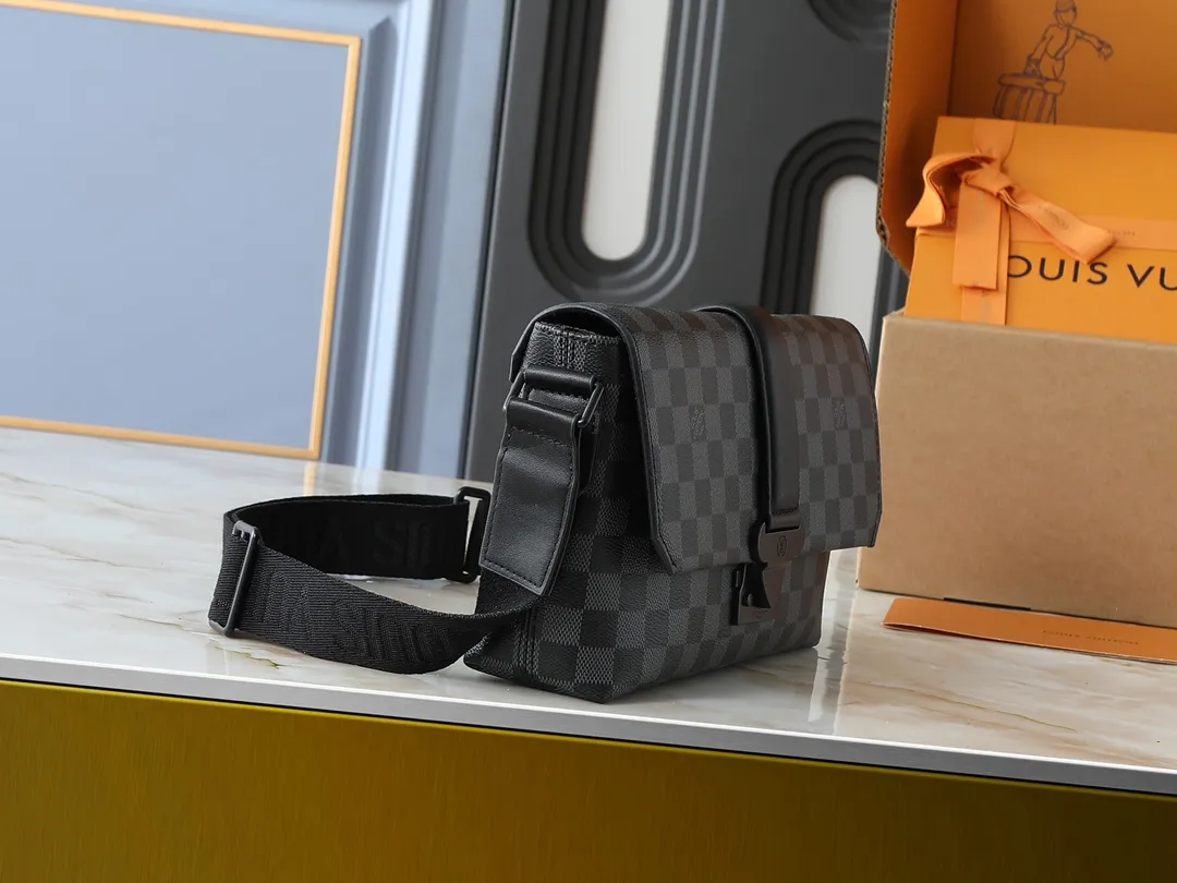 💰260💰Upgraded from the original M46794 M23741. This S-Cape messenger bag is made of Monogram black Taurillon leather. The novel opening and closing design traces back to the S-lock created by Georges Vuitton in 1886. The wide, adjustable jacquard strap woven with the Louis Vuitton logo allows for shoulder or cross-body wear. Dimensions: 28 x 16 x 10 cm (length x height x width)