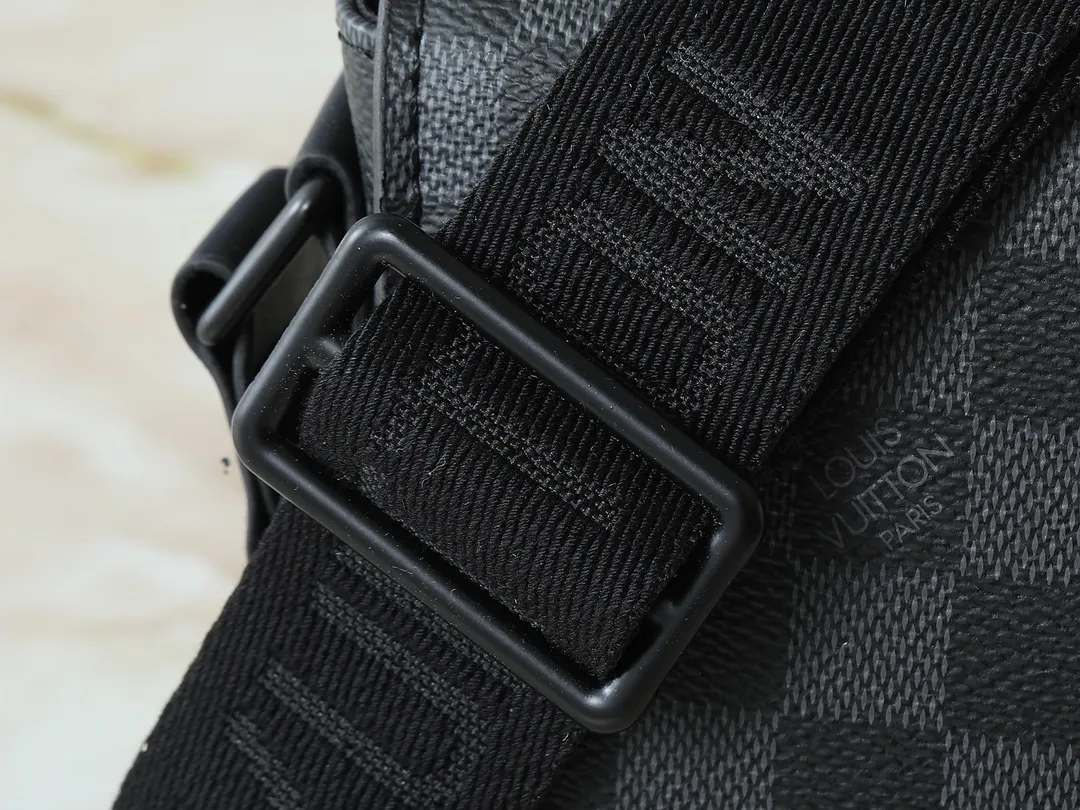 💰260💰Upgraded from the original M46794 M23741. This S-Cape messenger bag is made of Monogram black Taurillon leather. The novel opening and closing design traces back to the S-lock created by Georges Vuitton in 1886. The wide, adjustable jacquard strap woven with the Louis Vuitton logo allows for shoulder or cross-body wear. Dimensions: 28 x 16 x 10 cm (length x height x width)