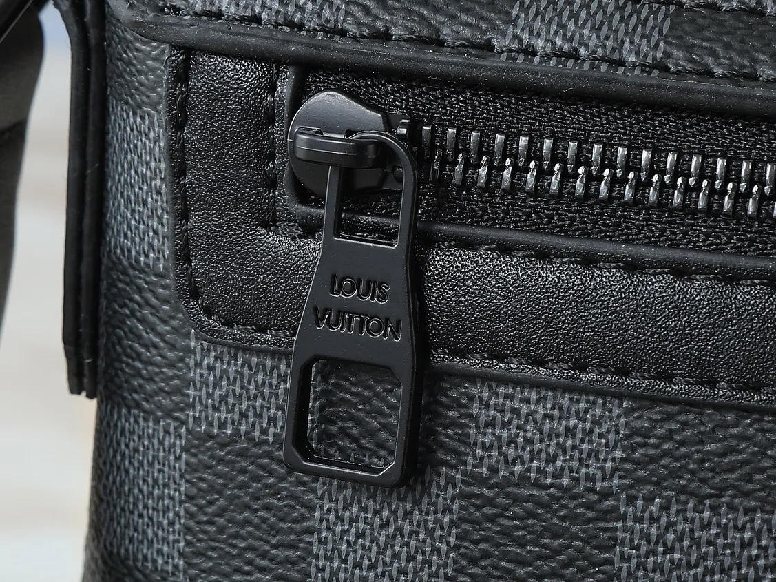 💰260💰Upgraded from the original M46794 M23741. This S-Cape messenger bag is made of Monogram black Taurillon leather. The novel opening and closing design traces back to the S-lock created by Georges Vuitton in 1886. The wide, adjustable jacquard strap woven with the Louis Vuitton logo allows for shoulder or cross-body wear. Dimensions: 28 x 16 x 10 cm (length x height x width)