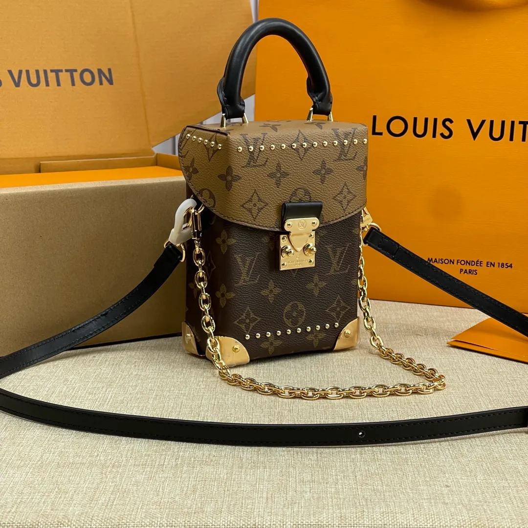 [Upgraded version] P520💰💝Upgraded version, comes with full packaging M82465🐶CAMERA BOX handbag This Camera Box handbag is made of Monogram and Monogram Reverse canvas to create a modern configuration, integrating S-lock locks, metal corners and studs and other iconic details of Petite Malle handbags. The slim chain adds a feminine touch, and the top handle adds comfortable carrying. Dimensions: 12.5 x 17.5x 6 cm
