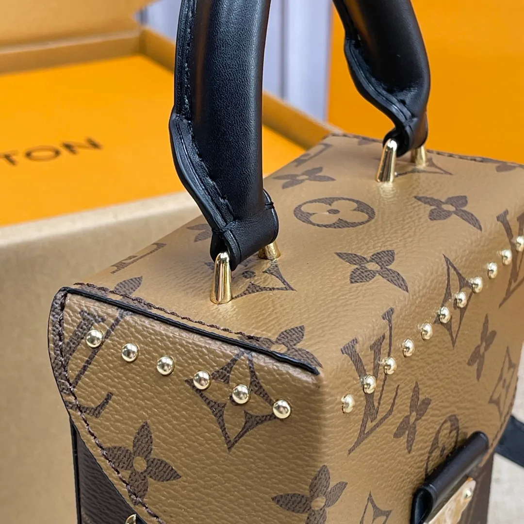 [Upgraded version] P520💰💝Upgraded version, comes with full packaging M82465🐶CAMERA BOX handbag This Camera Box handbag is made of Monogram and Monogram Reverse canvas to create a modern configuration, integrating S-lock locks, metal corners and studs and other iconic details of Petite Malle handbags. The slim chain adds a feminine touch, and the top handle adds comfortable carrying. Dimensions: 12.5 x 17.5x 6 cm