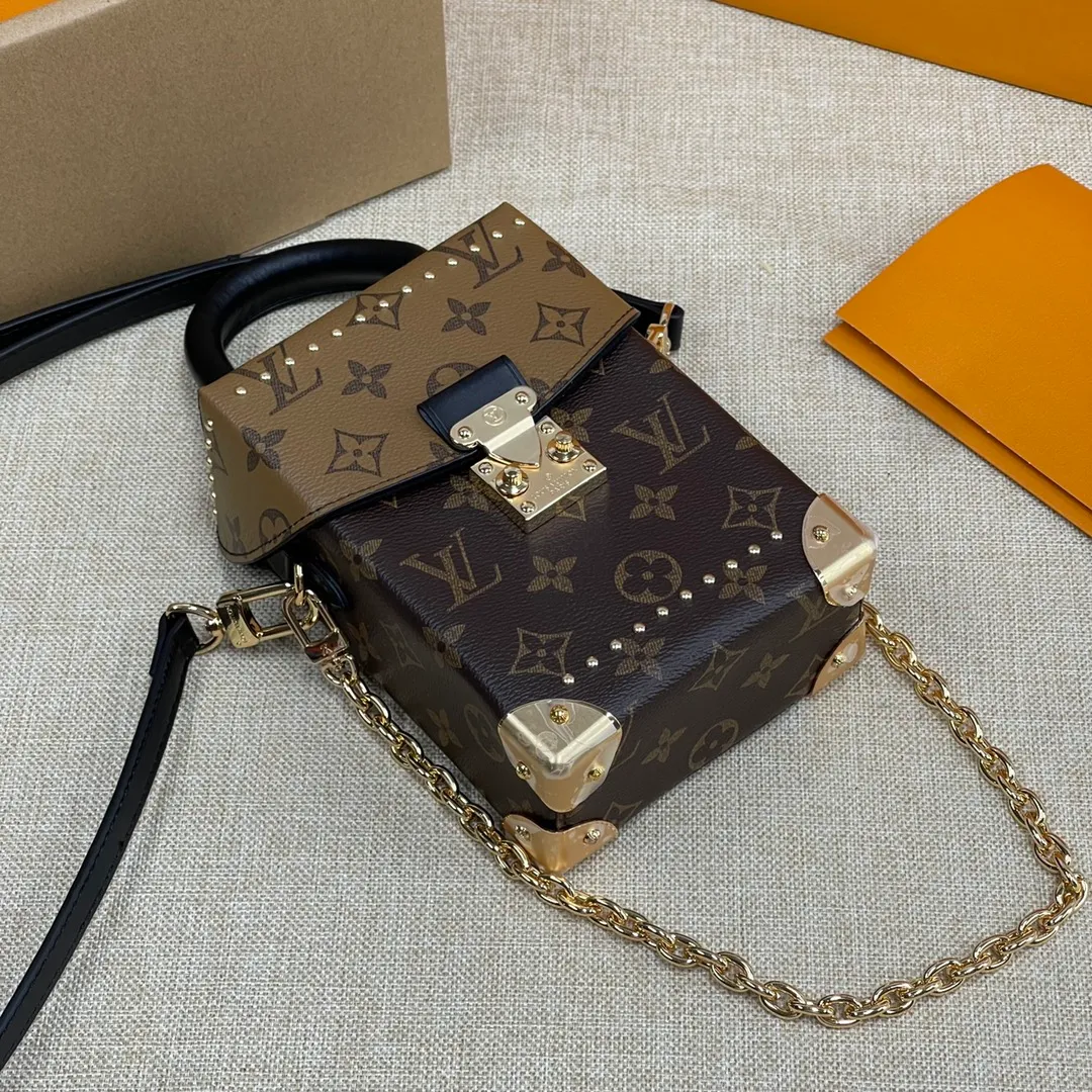 [Upgraded version] P520💰💝Upgraded version, comes with full packaging M82465🐶CAMERA BOX handbag This Camera Box handbag is made of Monogram and Monogram Reverse canvas to create a modern configuration, integrating S-lock locks, metal corners and studs and other iconic details of Petite Malle handbags. The slim chain adds a feminine touch, and the top handle adds comfortable carrying. Dimensions: 12.5 x 17.5x 6 cm