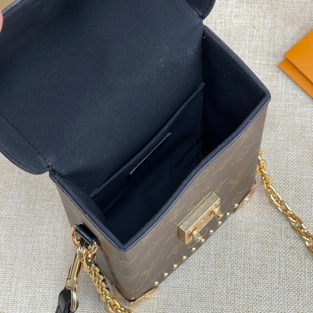 [Upgraded version] P520💰💝Upgraded version, comes with full packaging M82465🐶CAMERA BOX handbag This Camera Box handbag is made of Monogram and Monogram Reverse canvas to create a modern configuration, integrating S-lock locks, metal corners and studs and other iconic details of Petite Malle handbags. The slim chain adds a feminine touch, and the top handle adds comfortable carrying. Dimensions: 12.5 x 17.5x 6 cm