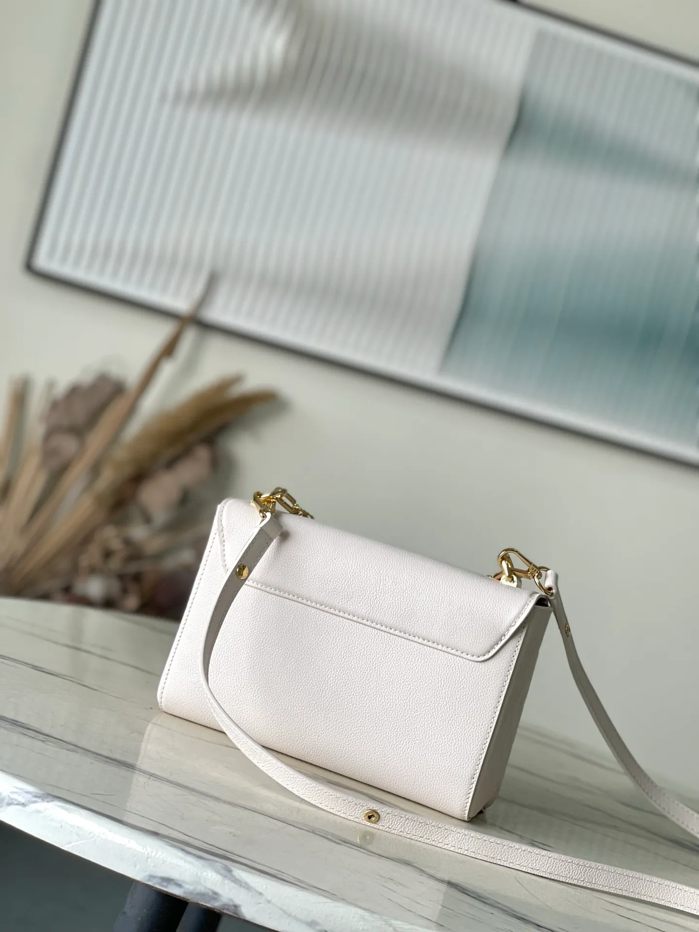 💰1160 (top layer leather) top original order M14341 Harmony series Monogram flowers and Pulfygram jewelry series elements, renewing the TwistSlim medium handbag with decorative chains. Taurillon cow leather is dip-dyed in elegant tones, the LVTwist twist lock continues the iconic design, and the detachable mirror makes it easy to organize your makeup. Dimensions: 23 × 16 × 8 cm