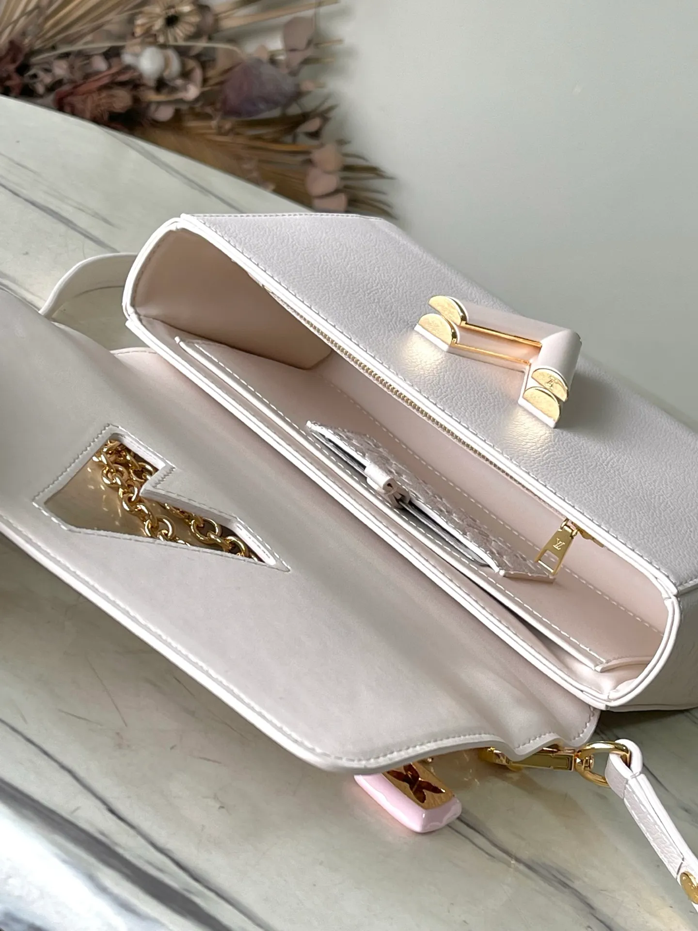 💰1160 (top layer leather) top original order M14341 Harmony series Monogram flowers and Pulfygram jewelry series elements, renewing the TwistSlim medium handbag with decorative chains. Taurillon cow leather is dip-dyed in elegant tones, the LVTwist twist lock continues the iconic design, and the detachable mirror makes it easy to organize your makeup. Dimensions: 23 × 16 × 8 cm