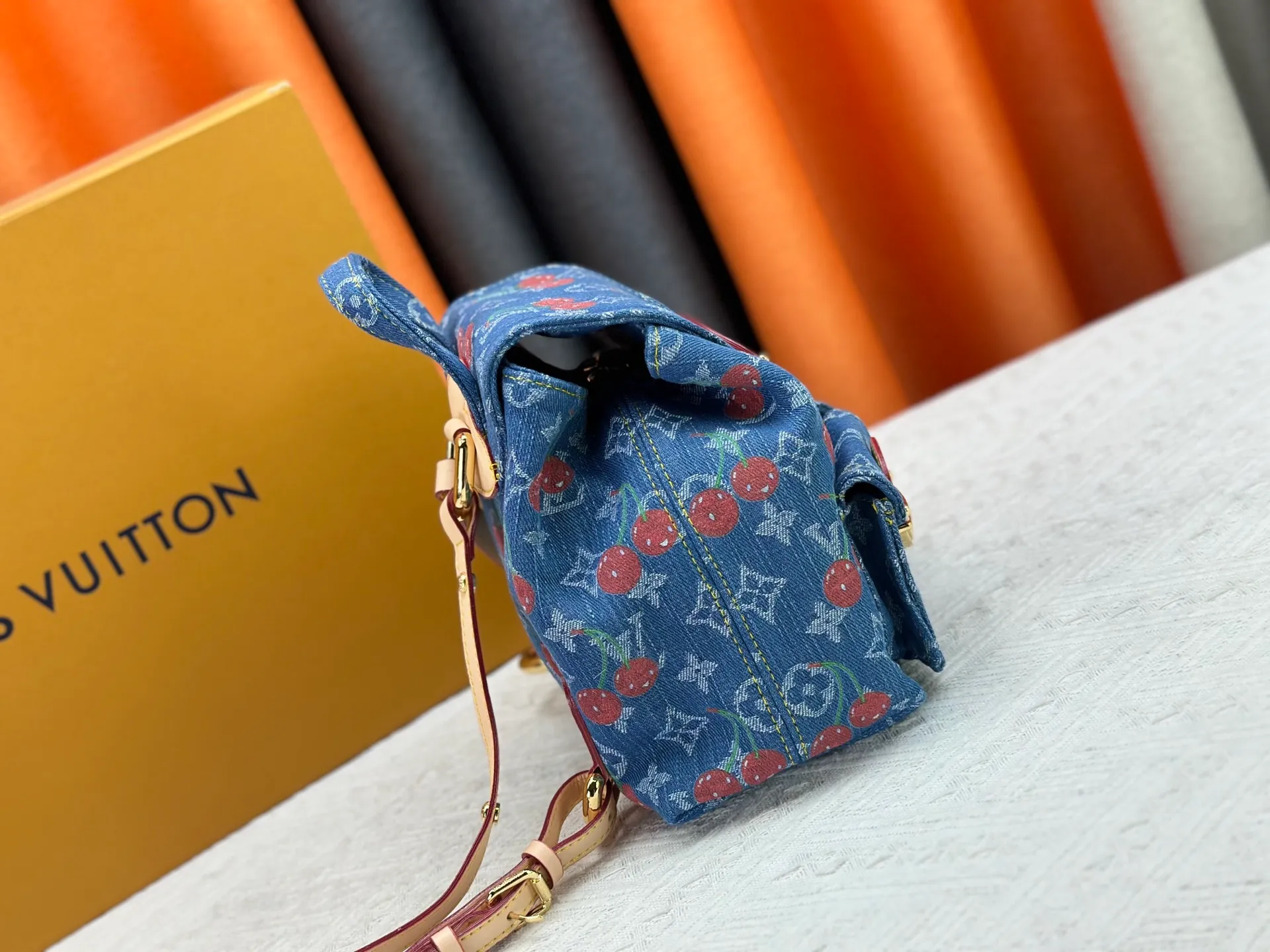 P340 M13679 M13031 M46836 M13081 Upgraded original version This Venice backpack is from the Louis Vuitton x Takashi Murakami replica series. The Monogram denim is blended with personalized cherry embroidery, using interesting brushwork to interpret the colorful interest painted by Japanese artists. Fine leather outlines the slender shoulder straps, and shiny buckles accentuate the flap and outer pocket. 26 x 7 x 24 cm (height x width x length)
