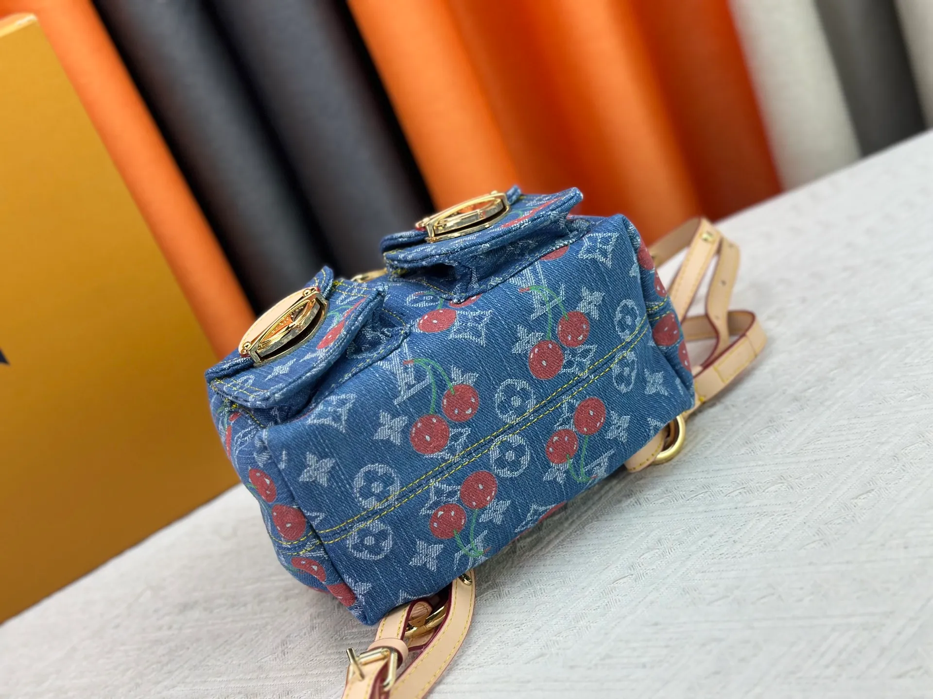 P340 M13679 M13031 M46836 M13081 Upgraded original version This Venice backpack is from the Louis Vuitton x Takashi Murakami replica series. The Monogram denim is blended with personalized cherry embroidery, using interesting brushwork to interpret the colorful interest painted by Japanese artists. Fine leather outlines the slender shoulder straps, and shiny buckles accentuate the flap and outer pocket. 26 x 7 x 24 cm (height x width x length)