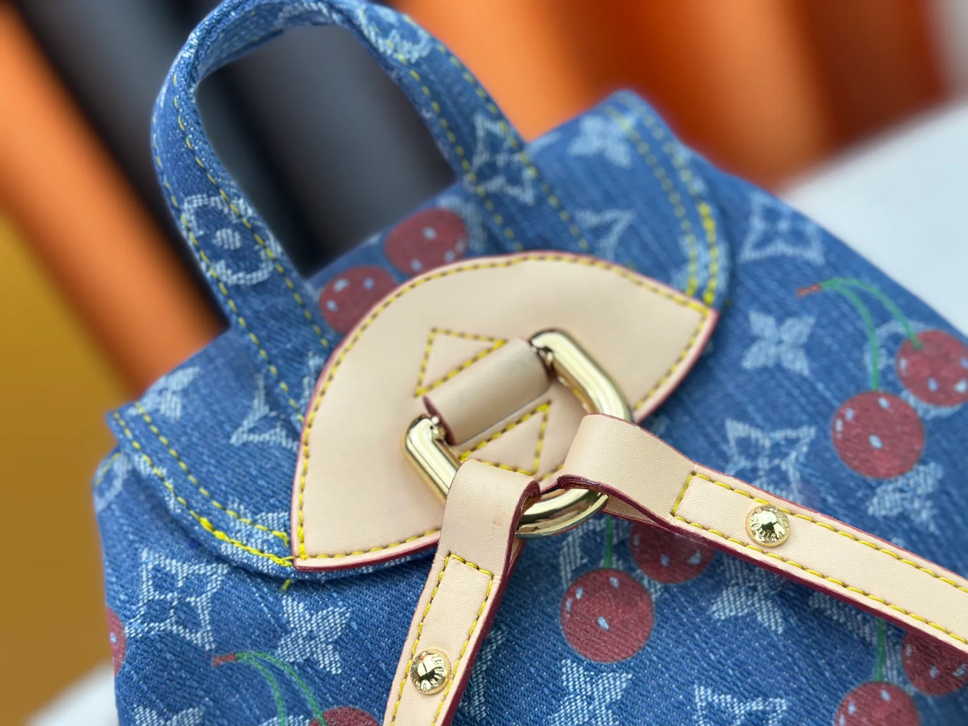 P340 M13679 M13031 M46836 M13081 Upgraded original version This Venice backpack is from the Louis Vuitton x Takashi Murakami replica series. The Monogram denim is blended with personalized cherry embroidery, using interesting brushwork to interpret the colorful interest painted by Japanese artists. Fine leather outlines the slender shoulder straps, and shiny buckles accentuate the flap and outer pocket. 26 x 7 x 24 cm (height x width x length)