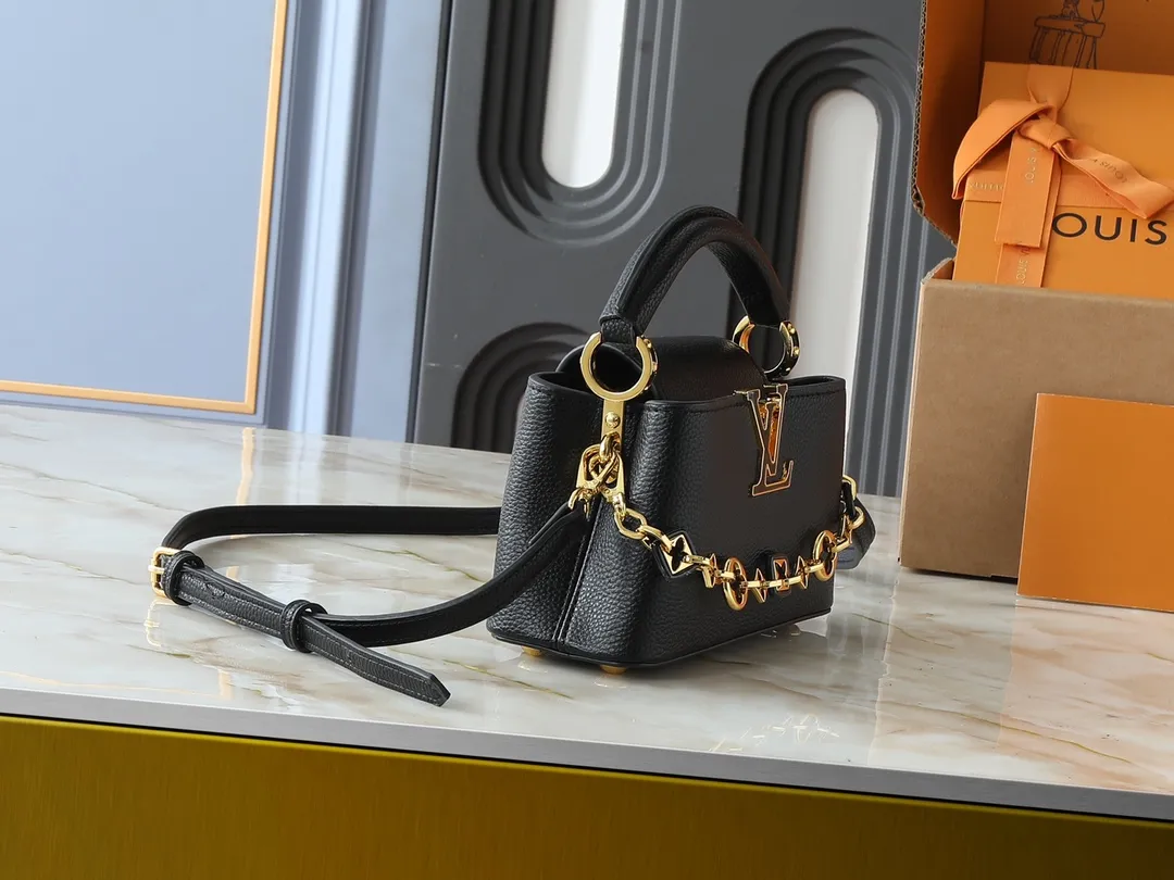 💰420💰Guangzhou goods Upgraded from the original M14381 M14970 M14393 M14972 M14971 This Harmony series launches the Capucines East West mini handbag, which uses a decorative chain to show the inspiration of the Monogram flower. Taurillon cow leather creates an exquisite structure, and the LV letters interpret the colorful brushstrokes of the Puffygram jewelry series. The flap can be folded in or out, and the inner pocket can safely store valuables. Dimensions: 22.0 x 12.0 x 8.0 cm (length x height x width)