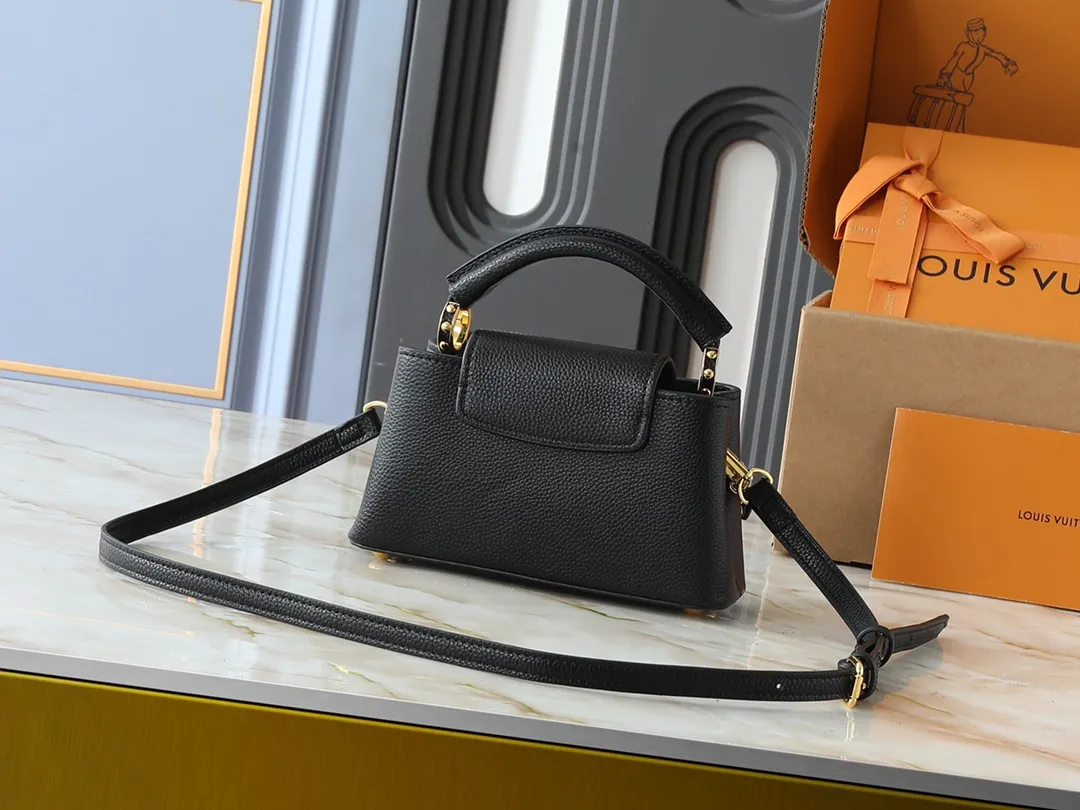💰420💰Guangzhou goods Upgraded from the original M14381 M14970 M14393 M14972 M14971 This Harmony series launches the Capucines East West mini handbag, which uses a decorative chain to show the inspiration of the Monogram flower. Taurillon cow leather creates an exquisite structure, and the LV letters interpret the colorful brushstrokes of the Puffygram jewelry series. The flap can be folded in or out, and the inner pocket can safely store valuables. Dimensions: 22.0 x 12.0 x 8.0 cm (length x height x width)