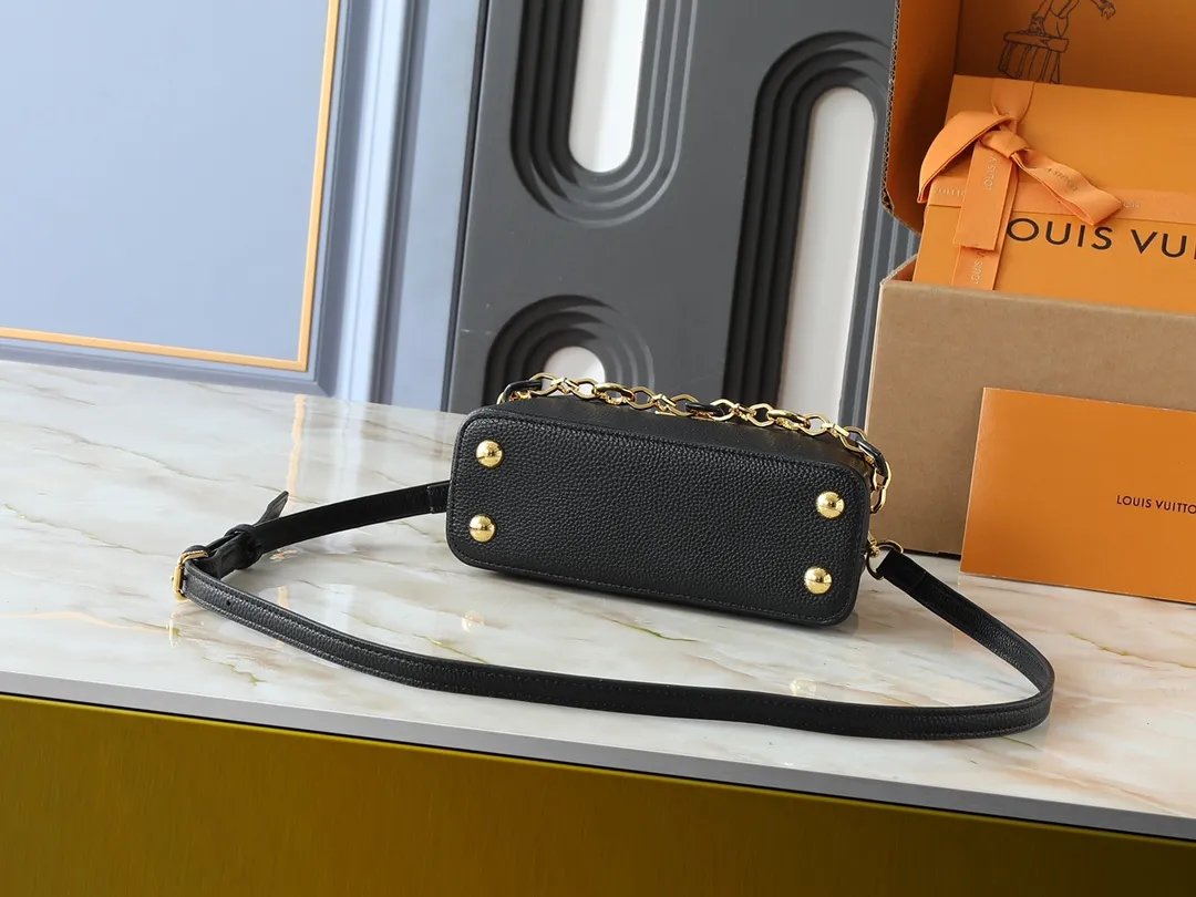 💰420💰Guangzhou goods Upgraded from the original M14381 M14970 M14393 M14972 M14971 This Harmony series launches the Capucines East West mini handbag, which uses a decorative chain to show the inspiration of the Monogram flower. Taurillon cow leather creates an exquisite structure, and the LV letters interpret the colorful brushstrokes of the Puffygram jewelry series. The flap can be folded in or out, and the inner pocket can safely store valuables. Dimensions: 22.0 x 12.0 x 8.0 cm (length x height x width)