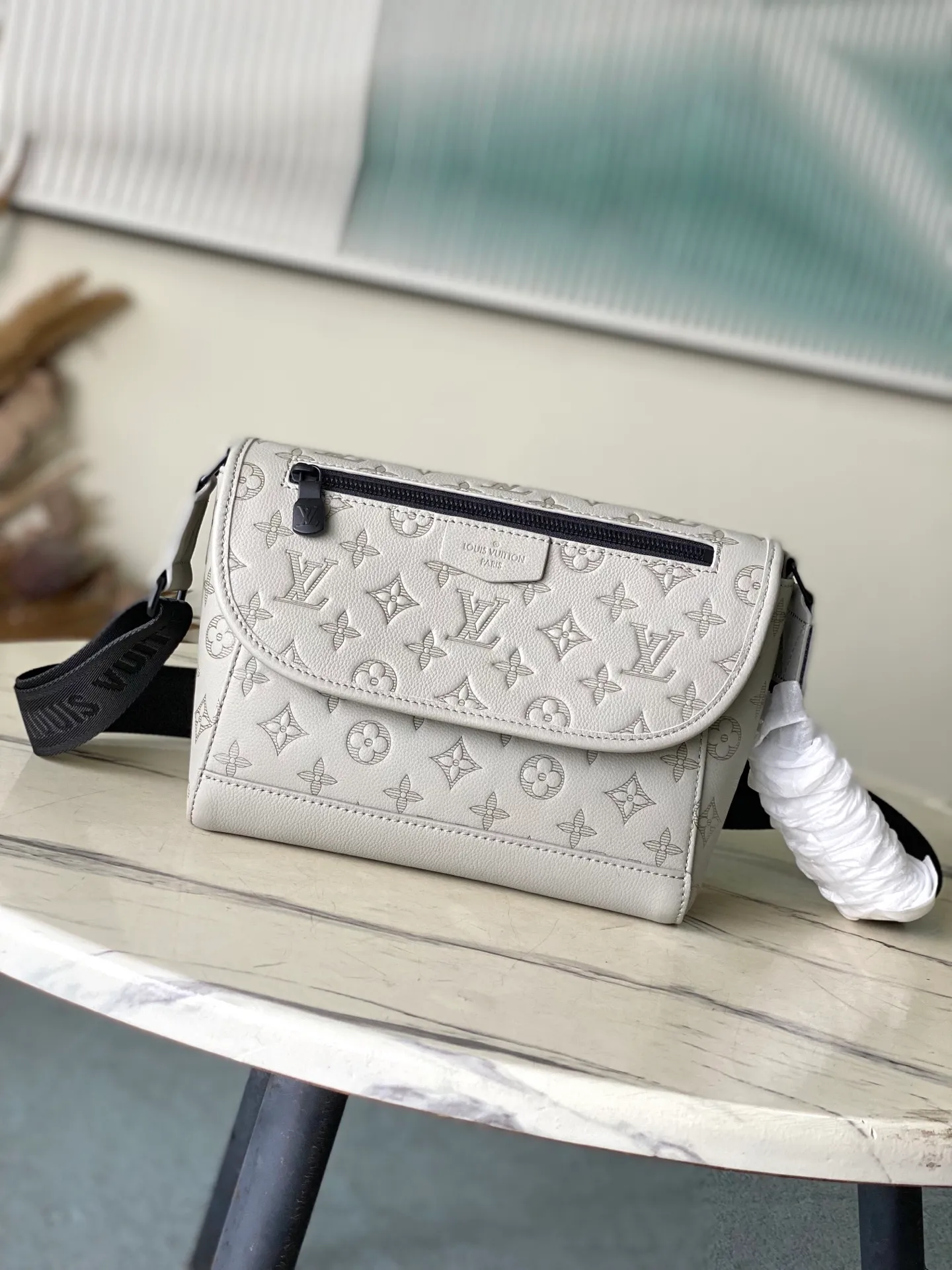 💰940 (top-grain leather) top original order M14912 This Pulse messenger bag is made of Monogram Shadow embossed cow leather and elegant metal parts to highlight the sporty shape, and is equipped with zipper bags on the top and bottom of the flap. Adjustable fabric shoulder strap allows for shoulder or cross-body wear. Dimensions: 26.6 × 17 × 11 cm