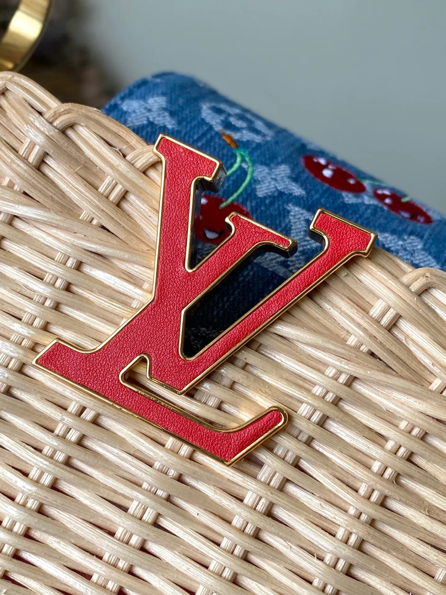 💰2480 Premium Original Leather M14295 Red Leather Small This Capucines mini handbag meets the eye-catching details of the Louis Vuitton × Murakami replica series, and uses fresh elements to highlight the trendy style. The rattan bag body complements the handles, woven shoulder straps and LV letters, and the top flap is delicately embellished with cherry patterns. Dimensions: 18 × 27 × 9 cm