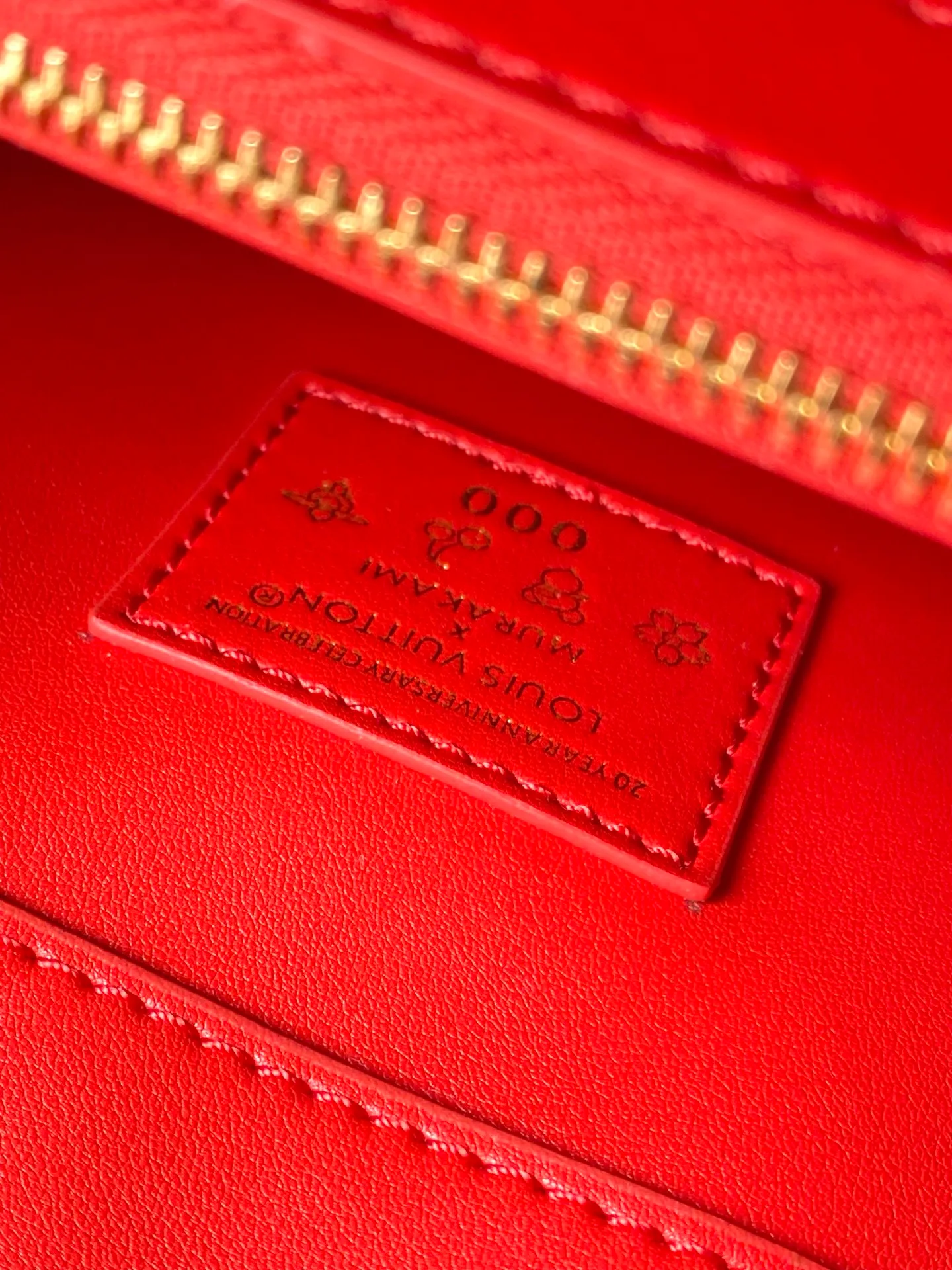 💰2480 Premium Original Leather M14295 Red Leather Small This Capucines mini handbag meets the eye-catching details of the Louis Vuitton × Murakami replica series, and uses fresh elements to highlight the trendy style. The rattan bag body complements the handles, woven shoulder straps and LV letters, and the top flap is delicately embellished with cherry patterns. Dimensions: 18 × 27 × 9 cm