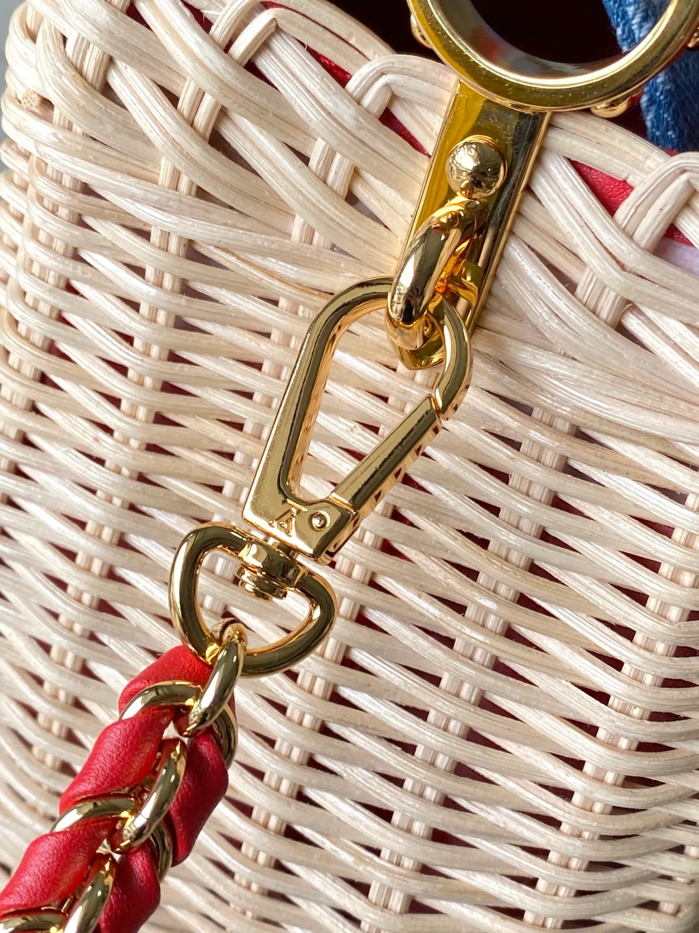 💰2480 Premium Original Leather M14295 Red Leather Small This Capucines mini handbag meets the eye-catching details of the Louis Vuitton × Murakami replica series, and uses fresh elements to highlight the trendy style. The rattan bag body complements the handles, woven shoulder straps and LV letters, and the top flap is delicately embellished with cherry patterns. Dimensions: 18 × 27 × 9 cm