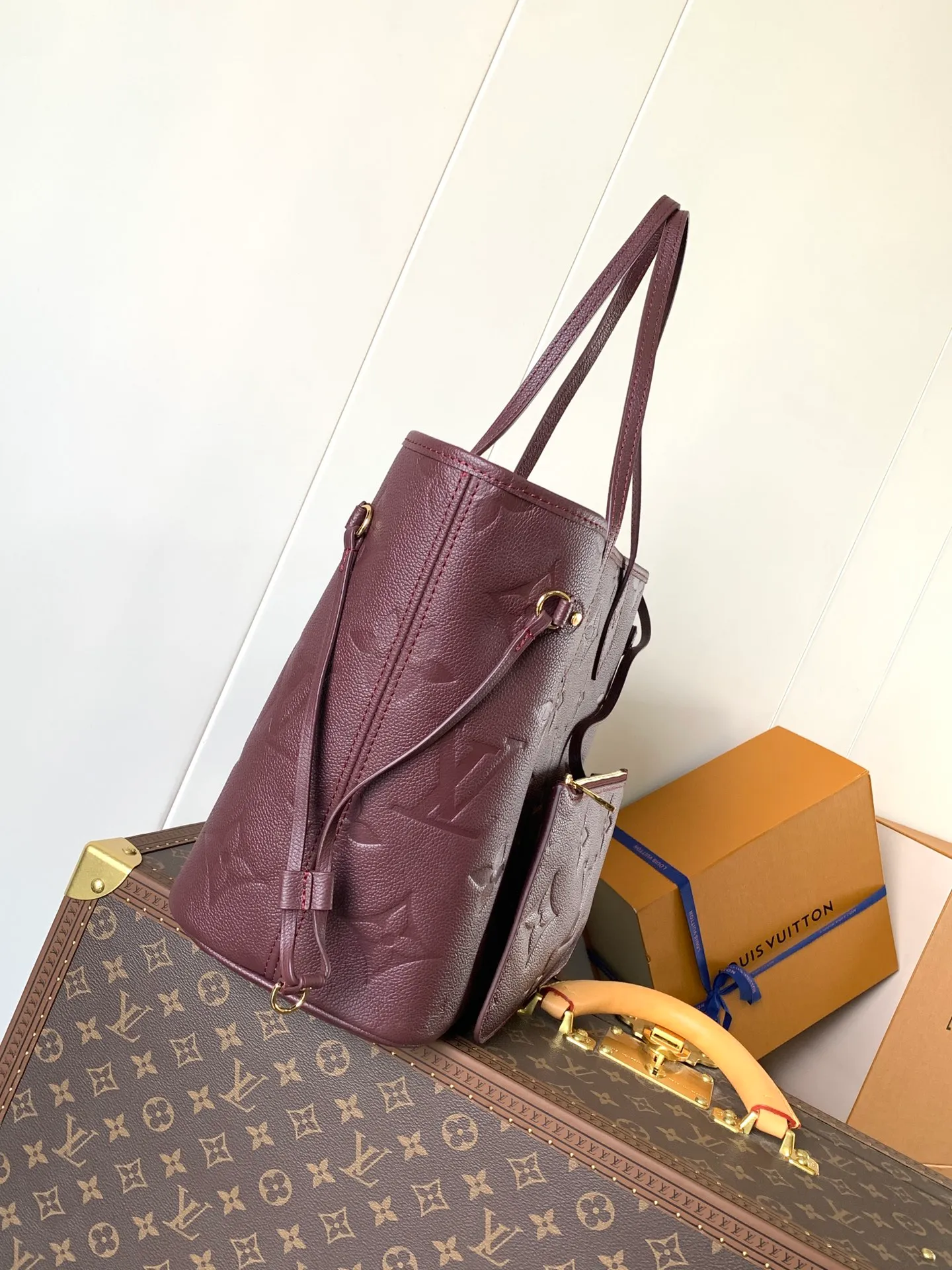 💰1180 (top layer leather) top original order M47143 blue M46482 haze blue M46599 maroon M45685 black M45684 beige M45686 gray M46516 vanilla M46514 blue gradient M46329 nude pink M45686 apricot print M46135 brown Neverfull medium shopping bag! Redesigned interior pockets feature fresh fabric linings and vintage details inspired by the archives, most notably the detachable zippered clutch, which can be used on its own as a sophisticated clutch or as an additional pocket. 32x29x17cm