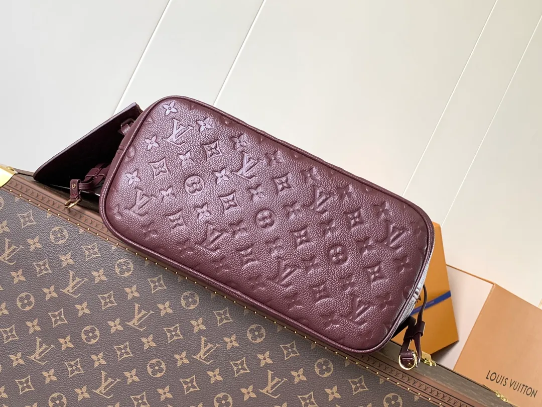 💰1180 (top layer leather) top original order M47143 blue M46482 haze blue M46599 maroon M45685 black M45684 beige M45686 gray M46516 vanilla M46514 blue gradient M46329 nude pink M45686 apricot print M46135 brown Neverfull medium shopping bag! Redesigned interior pockets feature fresh fabric linings and vintage details inspired by the archives, most notably the detachable zippered clutch, which can be used on its own as a sophisticated clutch or as an additional pocket. 32x29x17cm