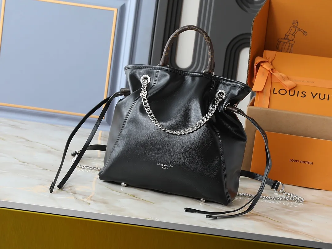 💰320💰Upgraded from the original M25522. This LV Vibe series launches the Off Duty backpack, which is made of sheep leather and has a casual configuration, making it a good choice for daily travel. The jewel-like luster chain is embellished with the LV Circle logo, and can be easily converted into a shoulder bag. Dimensions: 24.0 x 25.0 x 10.0 cm (length x height x width)