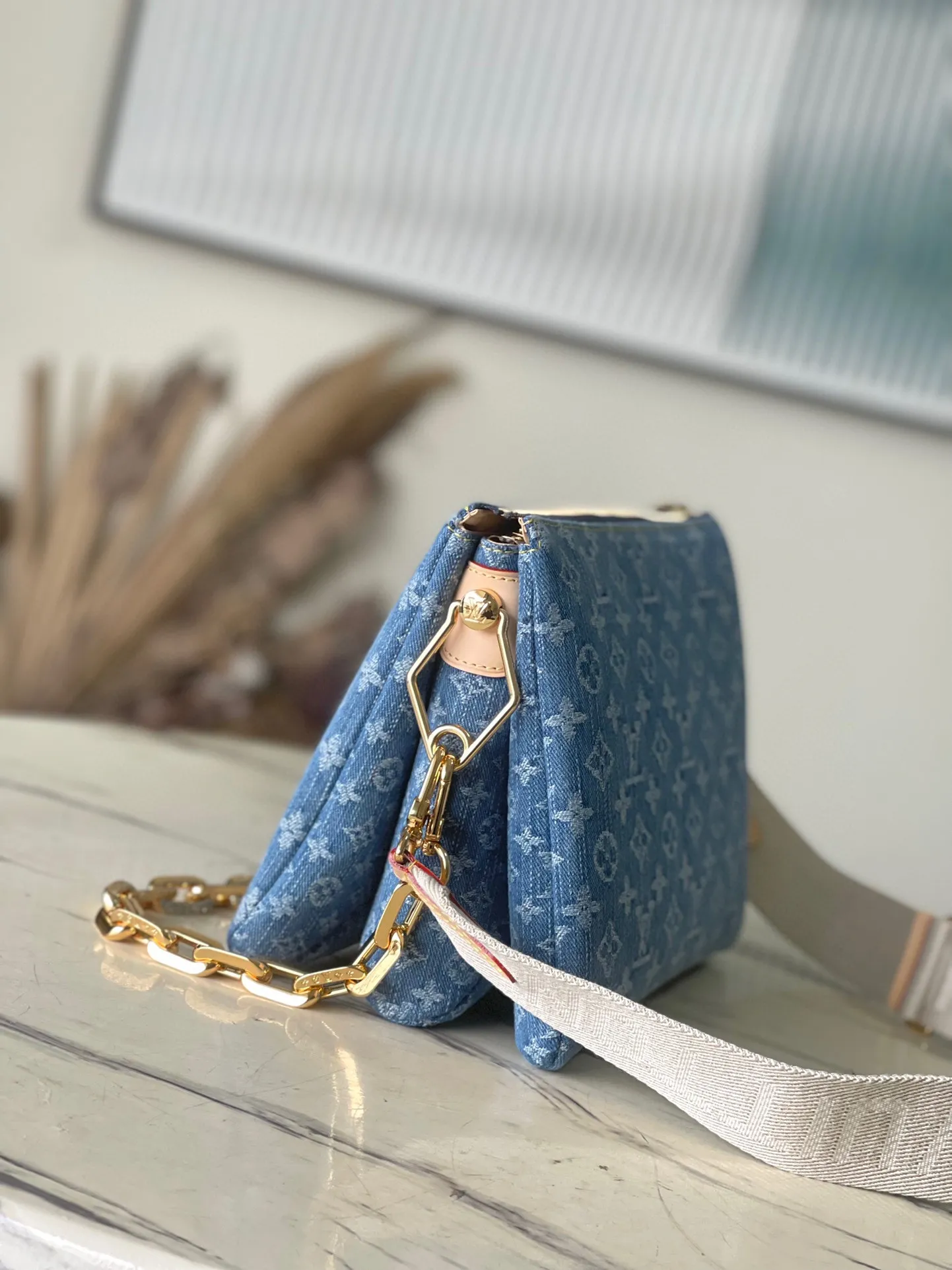 💰1260 (steel chain) top original order M24564 This small Coussin handbag is made of new season cotton denim to give it a fresh and elegant atmosphere, and relies on bleaching and sand-washing processes to achieve a unique look. With the detachable thick chain and wide fabric shoulder strap, the lightweight carrying experience has been upgraded again. 26 x 20 x 12 cm (length x height x width)