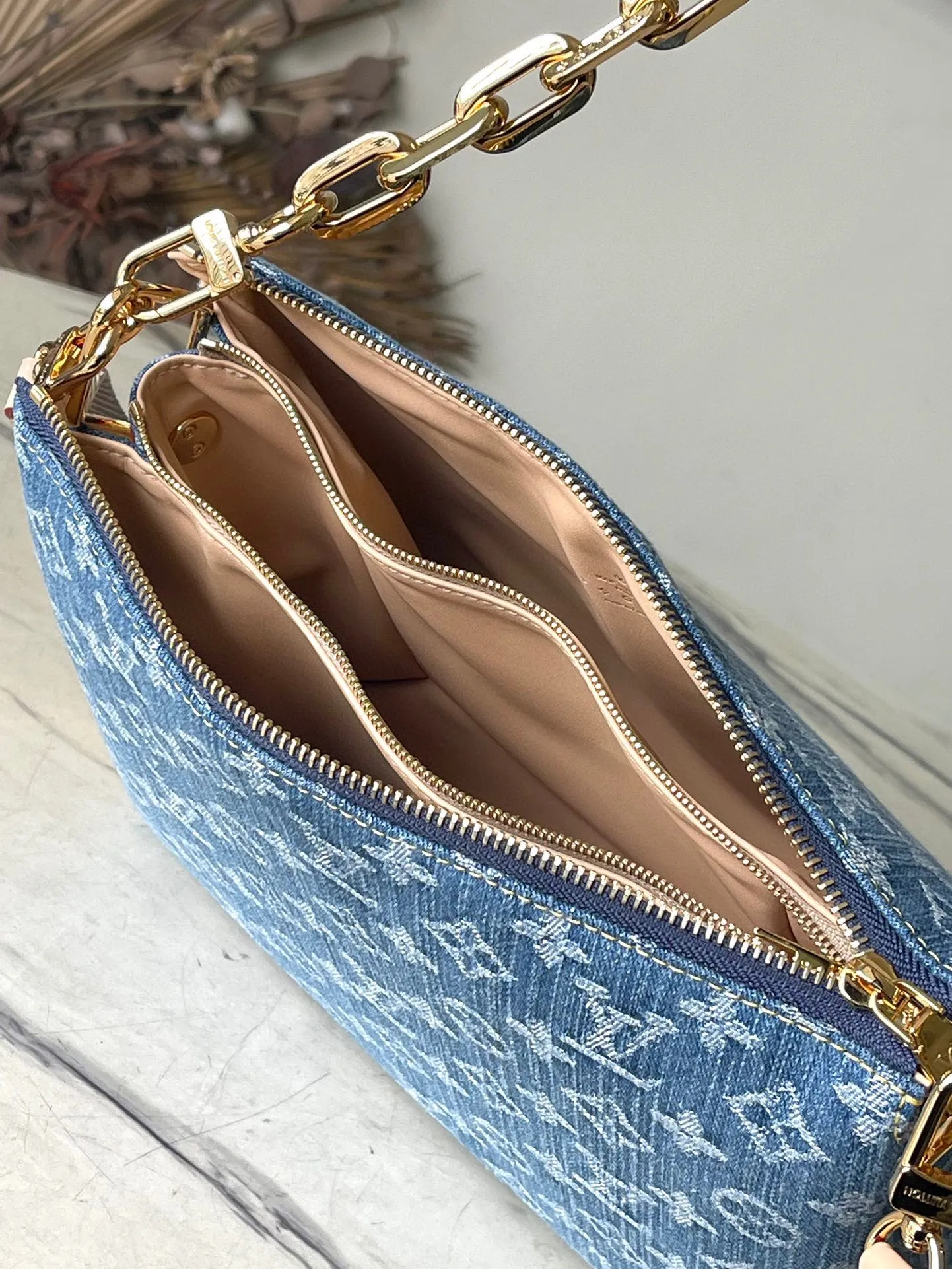💰1260 (steel chain) top original order M24564 This small Coussin handbag is made of new season cotton denim to give it a fresh and elegant atmosphere, and relies on bleaching and sand-washing processes to achieve a unique look. With the detachable thick chain and wide fabric shoulder strap, the lightweight carrying experience has been upgraded again. 26 x 20 x 12 cm (length x height x width)