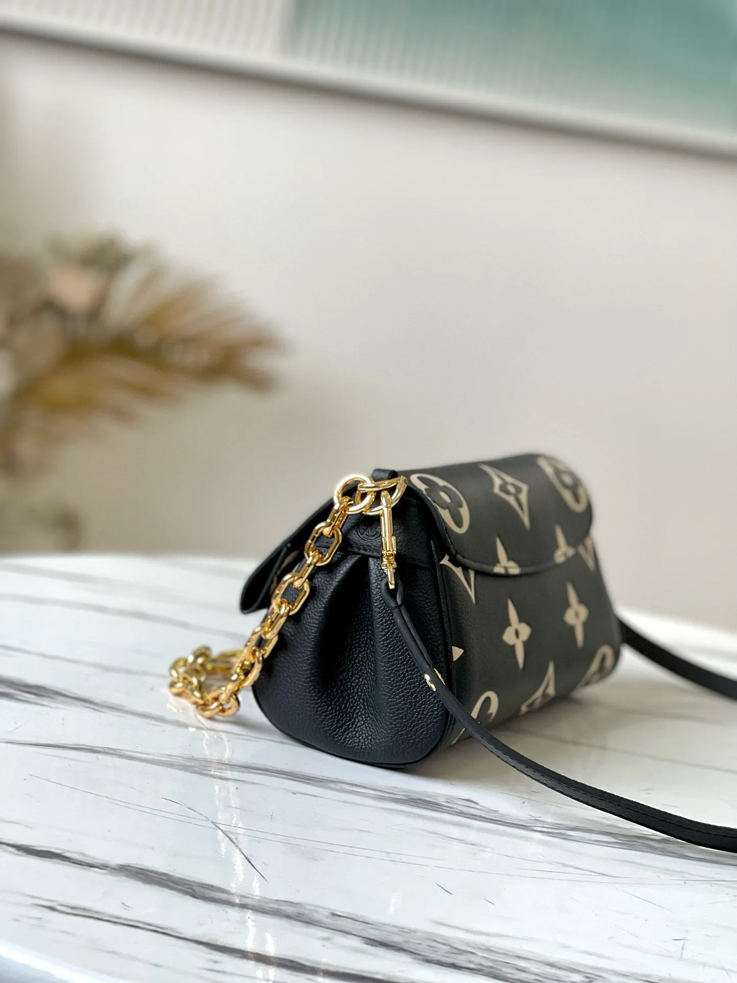 💰1180 (top-grain leather) Top-quality original M45859 Favorite handbag is made of soft grain leather embossed with an oversized Monogram pattern, with gentle pleats to inject a high-definition texture, and the magnetic buckle continues the heritage. The detachable and adjustable shoulder strap allows for short shoulder or cross-body wear, and the detachable chain is suitable for evening occasions. Dimensions: 24 x 14 x 9 cm