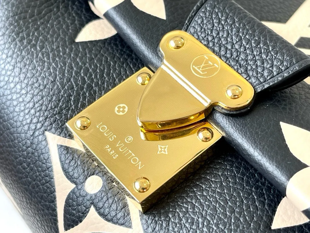 💰1180 (top-grain leather) Top-quality original M45859 Favorite handbag is made of soft grain leather embossed with an oversized Monogram pattern, with gentle pleats to inject a high-definition texture, and the magnetic buckle continues the heritage. The detachable and adjustable shoulder strap allows for short shoulder or cross-body wear, and the detachable chain is suitable for evening occasions. Dimensions: 24 x 14 x 9 cm