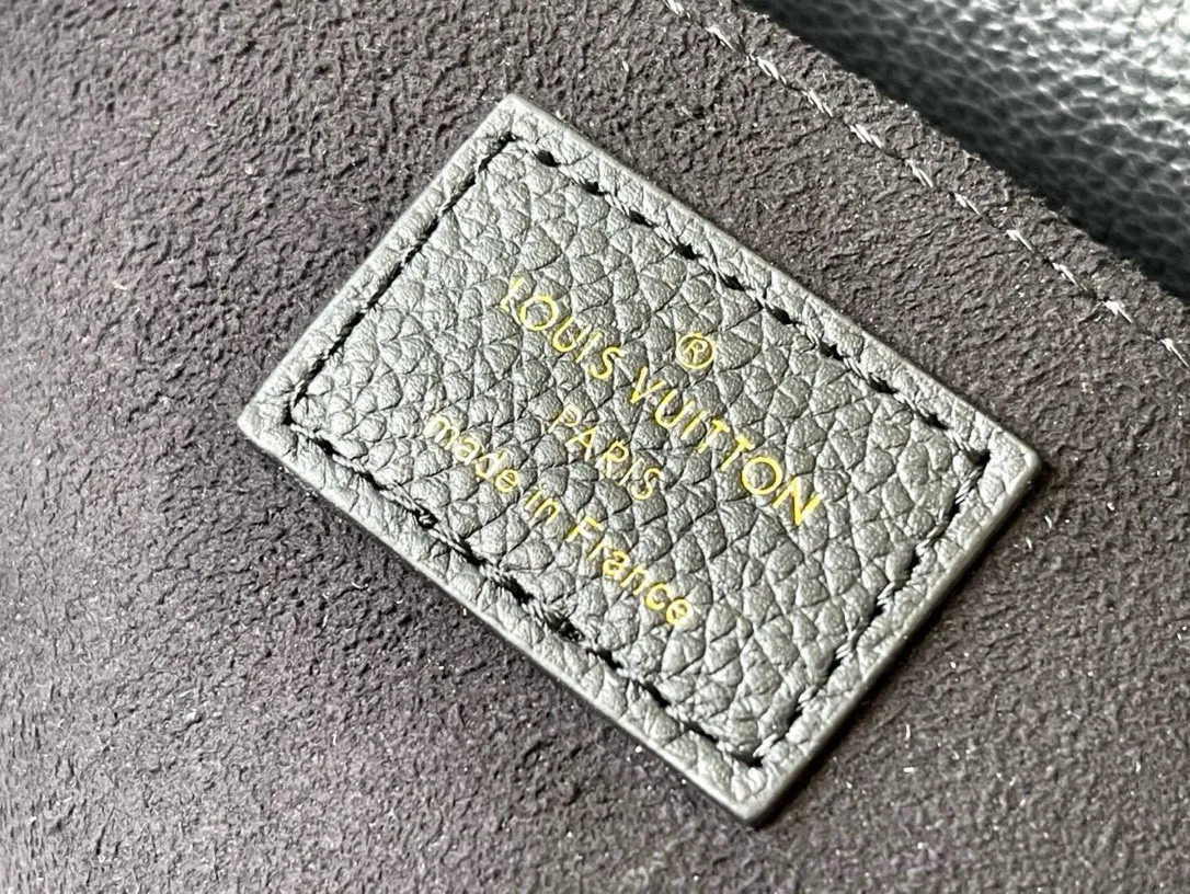 💰1180 (top-grain leather) Top-quality original M45859 Favorite handbag is made of soft grain leather embossed with an oversized Monogram pattern, with gentle pleats to inject a high-definition texture, and the magnetic buckle continues the heritage. The detachable and adjustable shoulder strap allows for short shoulder or cross-body wear, and the detachable chain is suitable for evening occasions. Dimensions: 24 x 14 x 9 cm