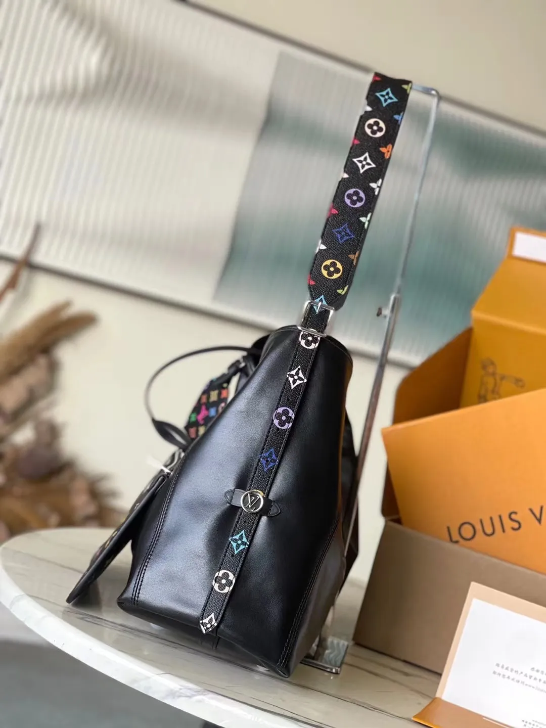 💰1200 (top-grain leather) Top-quality original M13105 This CarryAllVibe handbag is made of soft sheep leather. It has a close-fitting structure with cow leather trim and a detachable inner bag, which can easily store daily needs such as smartphones. The colorful Monogram pattern illuminates the detachable shoulder strap and iconic nameplate, expressing the smart style of the Louis Vuitton × Murakami reissue series. Dimensions: 39 × 30 × 15 cm