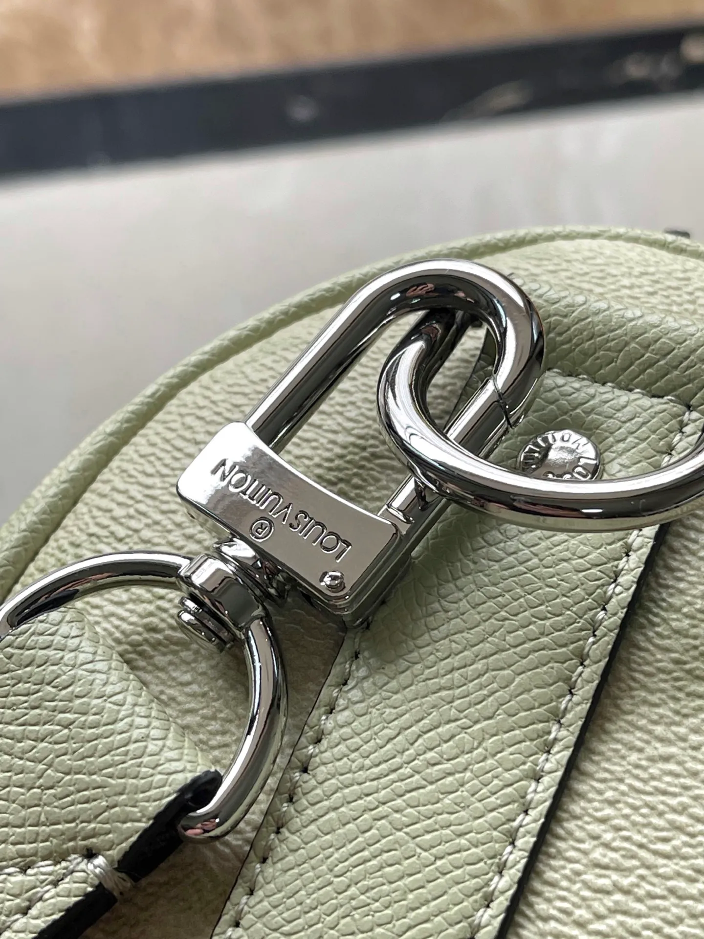 💰960 (top-grain leather) top original single M14078 light green This Keepall 25 handbag is made of Monogram Eclipse Reverse canvas, showing an elegant reinterpretation of Louis Vuitton's classic pattern. Reinforced straps and leather name tags continue the iconic elements of the Keepall series, and zipper closure keeps personal items safe. Dimensions: 25.0 x 15.0 x 11.0cm (Length x Height x Width)