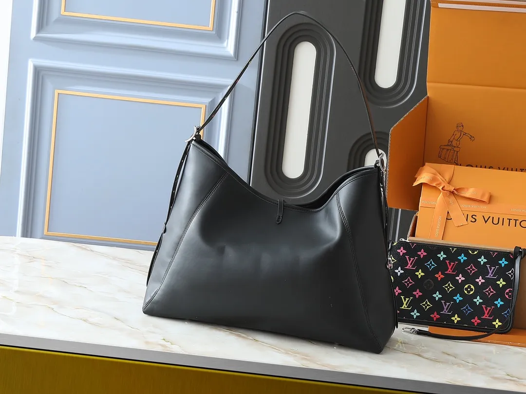 💰280💰Upgraded from the original M25143 M24861 M12583 M12579 M12919 M13105 This CarryAll Dark medium handbag is made of soft sheep leather to create a fashionable and lazy silhouette, adding eye-catching charm to the 2024 spring and summer show style. Polished metal pieces are complemented by a tactile, slightly wrinkled texture. Plenty of space can accommodate a variety of daily necessities, making it a great travel companion. Dimensions: 30 x 15 x 39 cm (height x width x length)