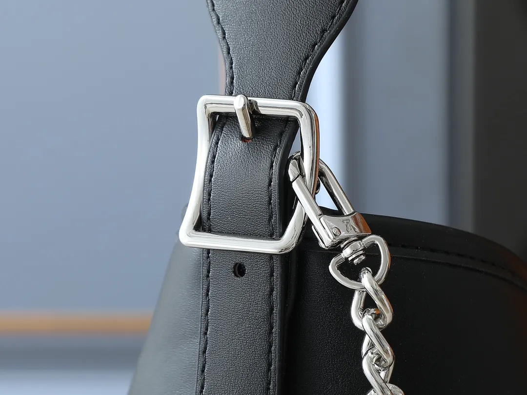 💰280💰Upgraded from the original M25143 M24861 M12583 M12579 M12919 M13105 This CarryAll Dark medium handbag is made of soft sheep leather to create a fashionable and lazy silhouette, adding eye-catching charm to the 2024 spring and summer show style. Polished metal pieces are complemented by a tactile, slightly wrinkled texture. Plenty of space can accommodate a variety of daily necessities, making it a great travel companion. Dimensions: 30 x 15 x 39 cm (height x width x length)