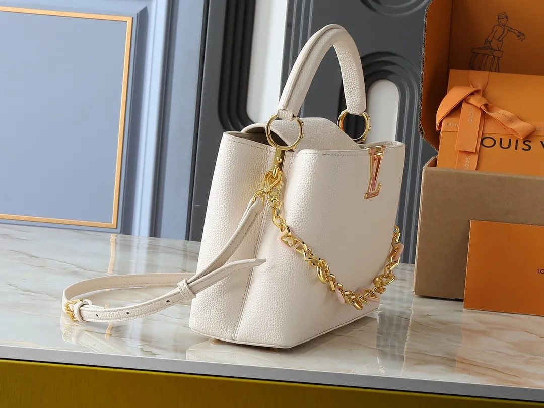 💰460💰Guangzhou goods Upgraded from the original M14381 M14970 M14393 M14972 M14971 This medium Capucines handbag comes from the Harmony series and explores the inspiration of the Monogram flower with a decorative chain. Taurillon cow leather creates an elegant structure, colorful resin outlines the LV letters, and the flip cover provides two styles: external or internal. The neat interior is equipped with multiple pockets, and the detachable and adjustable shoulder strap makes it easy to wear cross-body. Dimensions: 31.5 x 20.0 x 11.0 cm (length x height x width)