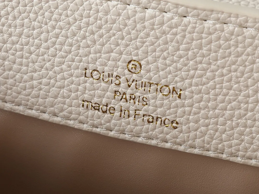 💰460💰Guangzhou goods Upgraded from the original M14381 M14970 M14393 M14972 M14971 This medium Capucines handbag comes from the Harmony series and explores the inspiration of the Monogram flower with a decorative chain. Taurillon cow leather creates an elegant structure, colorful resin outlines the LV letters, and the flip cover provides two styles: external or internal. The neat interior is equipped with multiple pockets, and the detachable and adjustable shoulder strap makes it easy to wear cross-body. Dimensions: 31.5 x 20.0 x 11.0 cm (length x height x width)