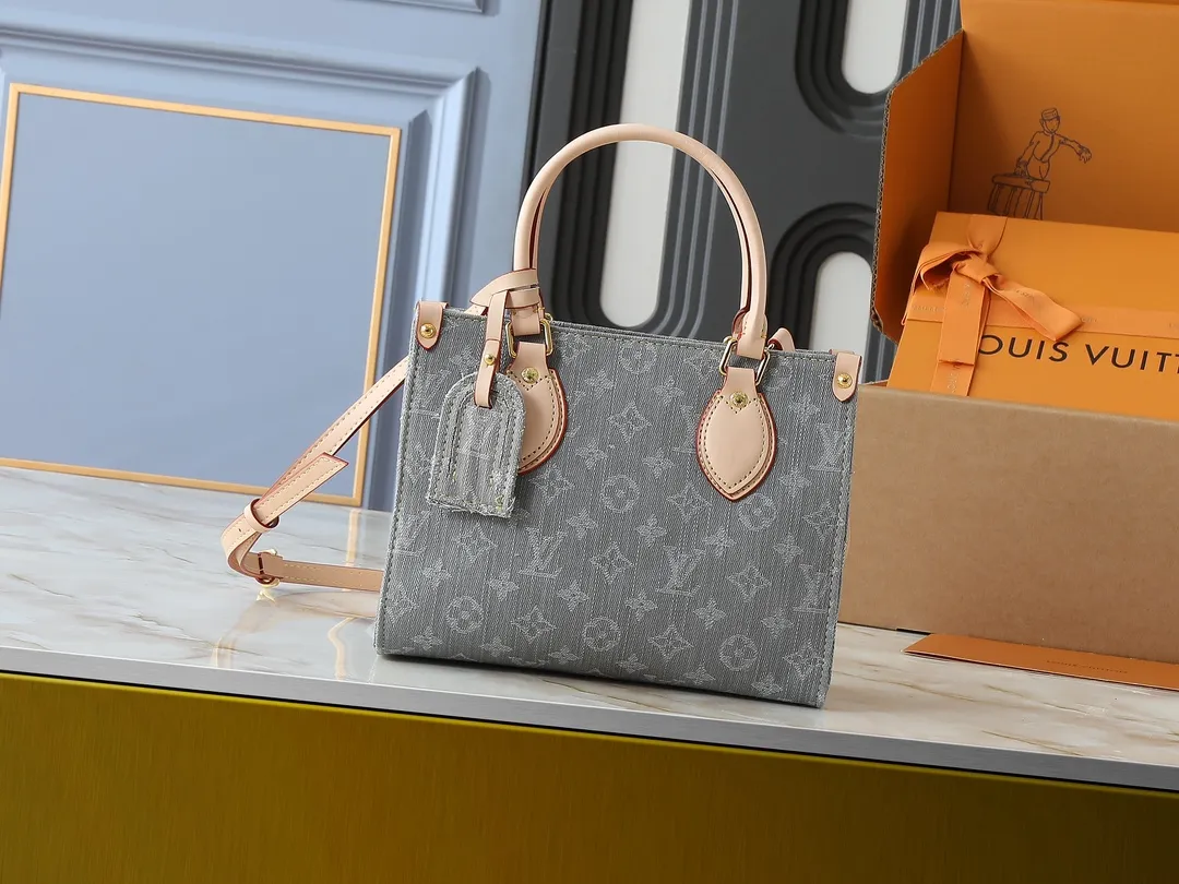 💰260💰Upgraded original M14633 M46373 blue denim denim square bag This OnTheGo small handbag is made of cotton denim woven with Monogram pattern. It is bleached and sand washed to present a retro style. Detachable and Adjustable Shoulder Strap for a Subtle Fit The detachable shoulder strap makes it easy to carry small items like an iPad Mini with you. Detailed features 25x 19 x 11.5 cm.