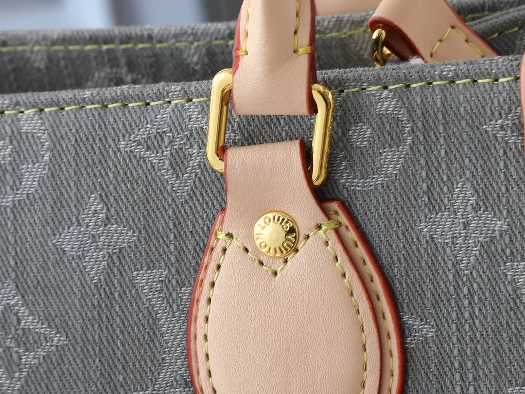 💰260💰Upgraded original M14633 M46373 blue denim denim square bag This OnTheGo small handbag is made of cotton denim woven with Monogram pattern. It is bleached and sand washed to present a retro style. Detachable and Adjustable Shoulder Strap for a Subtle Fit The detachable shoulder strap makes it easy to carry small items like an iPad Mini with you. Detailed features 25x 19 x 11.5 cm.
