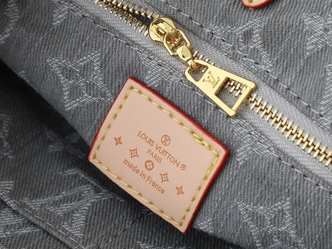 💰260💰Upgraded original M14633 M46373 blue denim denim square bag This OnTheGo small handbag is made of cotton denim woven with Monogram pattern. It is bleached and sand washed to present a retro style. Detachable and Adjustable Shoulder Strap for a Subtle Fit The detachable shoulder strap makes it easy to carry small items like an iPad Mini with you. Detailed features 25x 19 x 11.5 cm.